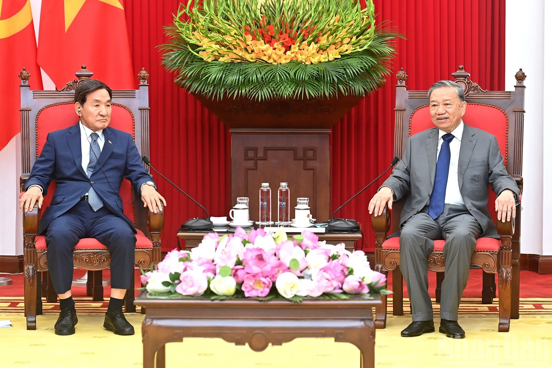 El secretario general del Partido Comunista de Vietnam, To Lam, recibe al enviado especial del presidente de Corea del Sur, Park Chang Dal.