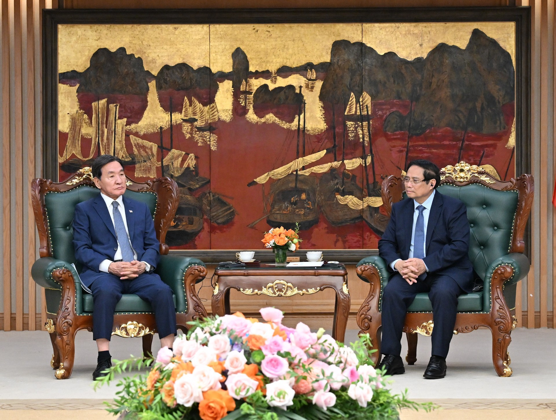 El premier Pham Minh Chinh conversa con el funcionario surcoreano.