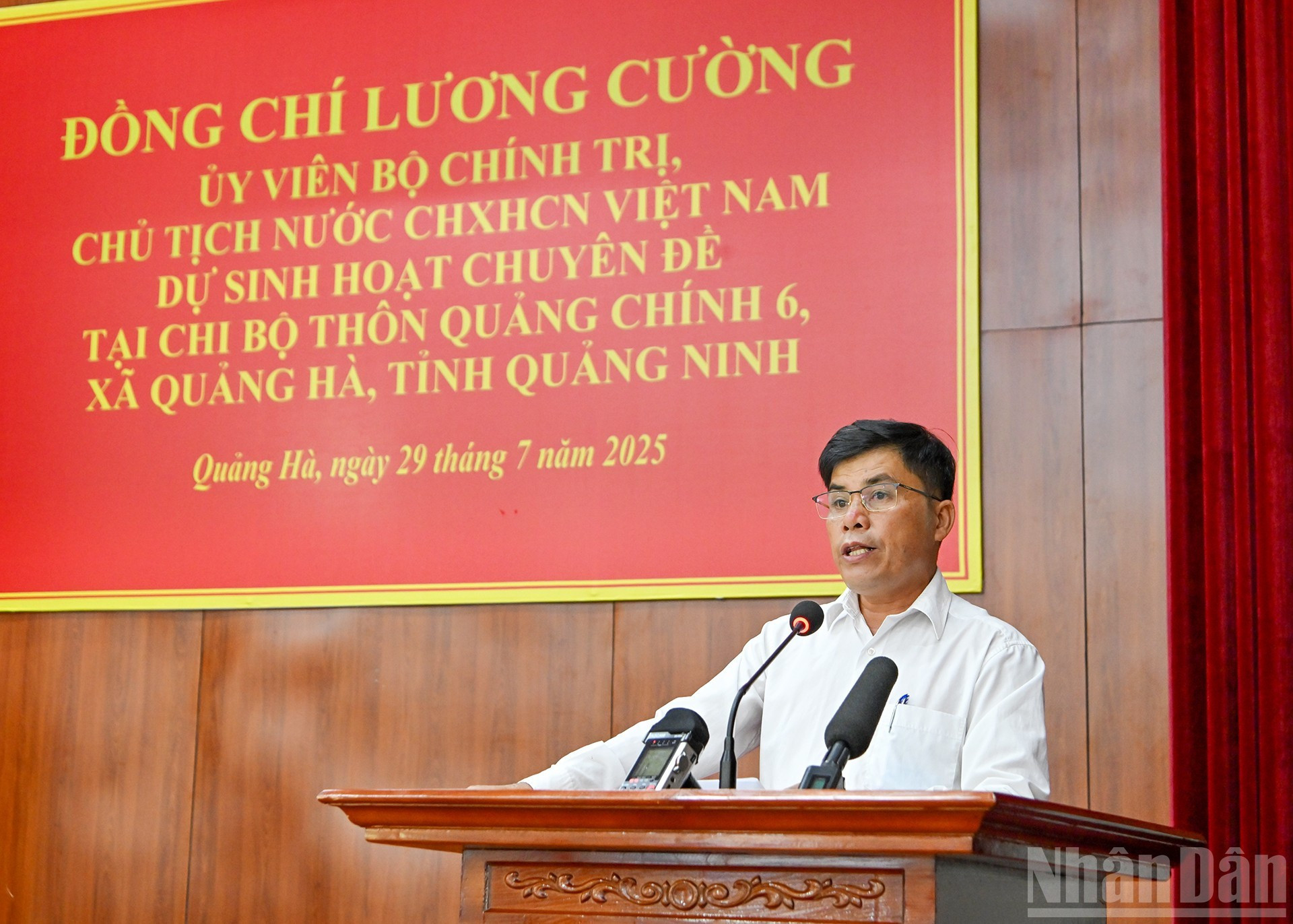 Dinh Khac Tan, secretario de la instancia partidista en la aldea de Quang Chinh 6 y jefe de ese caserío, habla en la actividad. Dinh Khac Tan, secretario de la instancia partidista en la aldea de Quang Chinh 6 y jefe de ese caserío, habla en la actividad.
