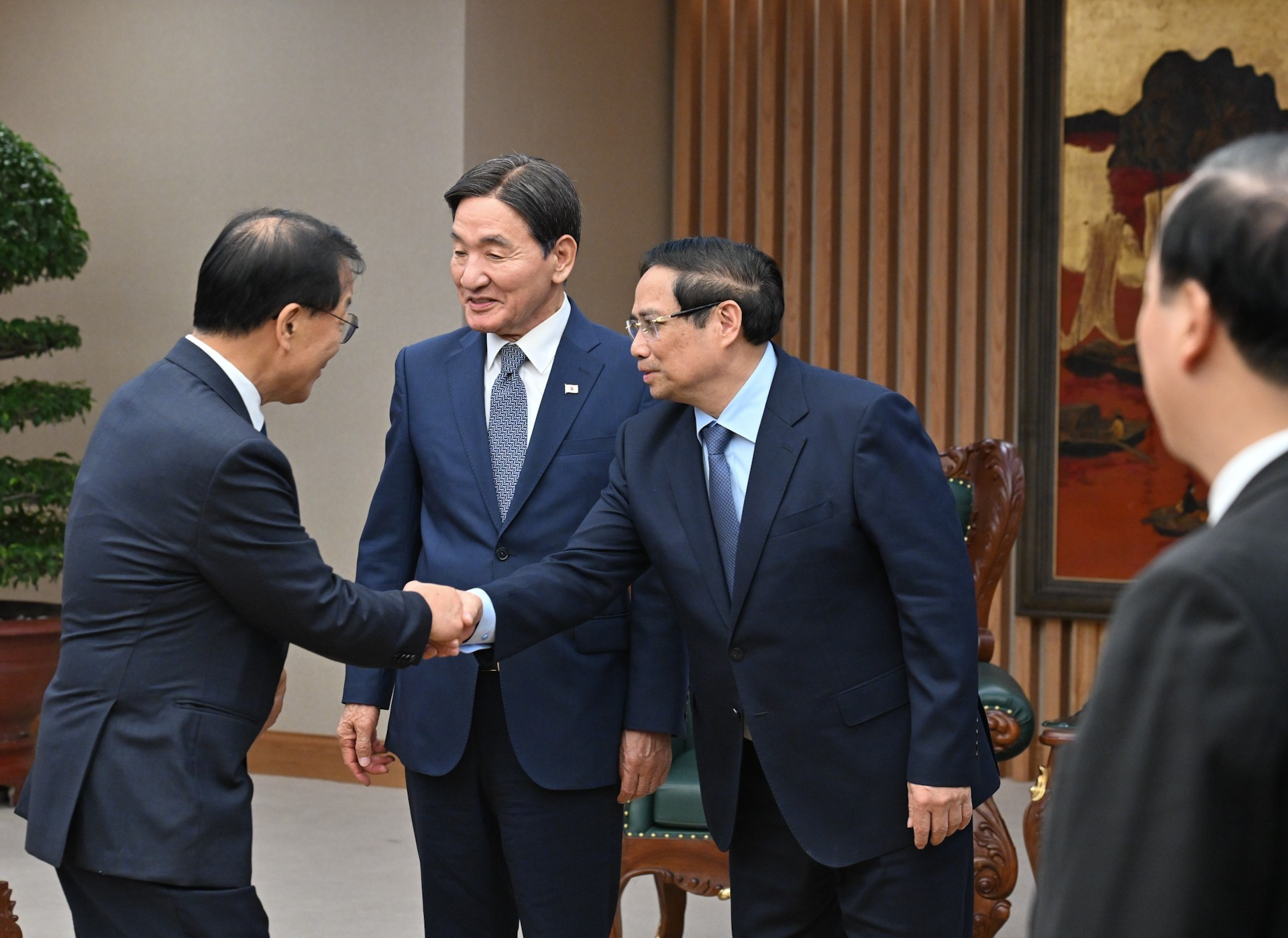 El jefe de Gobierno vietnamita da la bienvenida a los delegados que acompañan a Park Chang Dal, enviado especial del presidente de Corea del Sur.