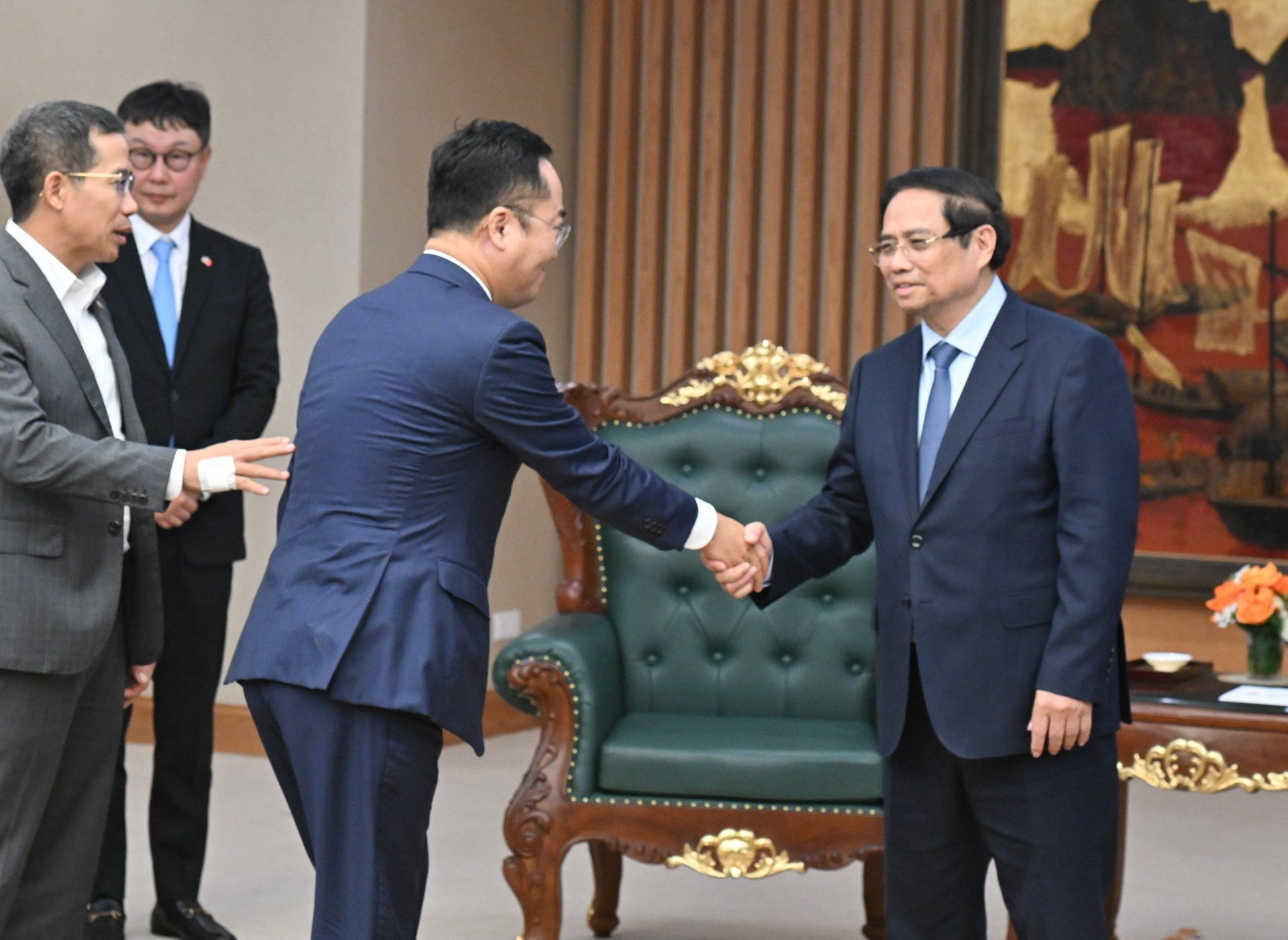 El jefe de Gobierno vietnamita recibe a miembros de la delegación empresarial.