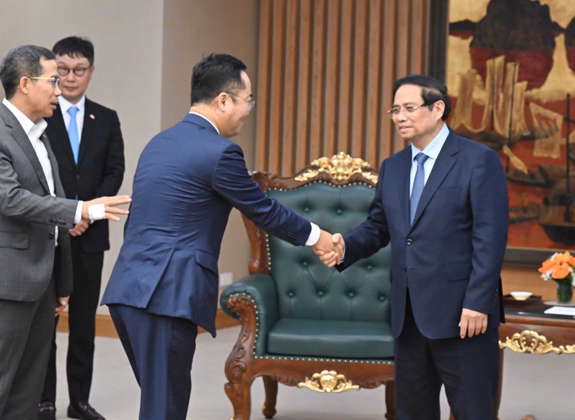 El jefe de Gobierno vietnamita recibe a miembros de la delegación empresarial.