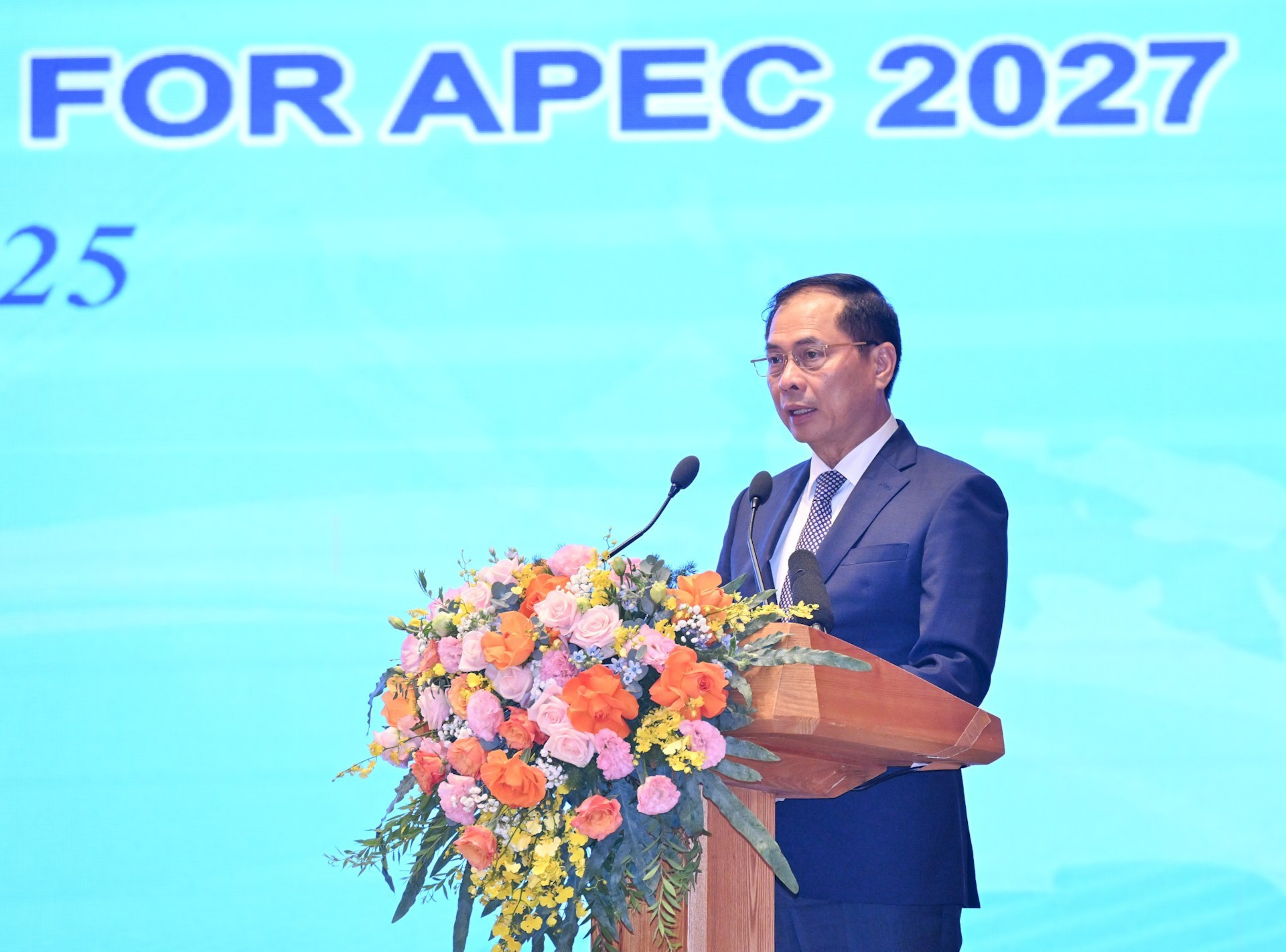 El vice primer ministro, titular de Relaciones Exteriores y presidente del Comité Nacional para el APEC 2027, Bui Thanh Son, habla en la cita.