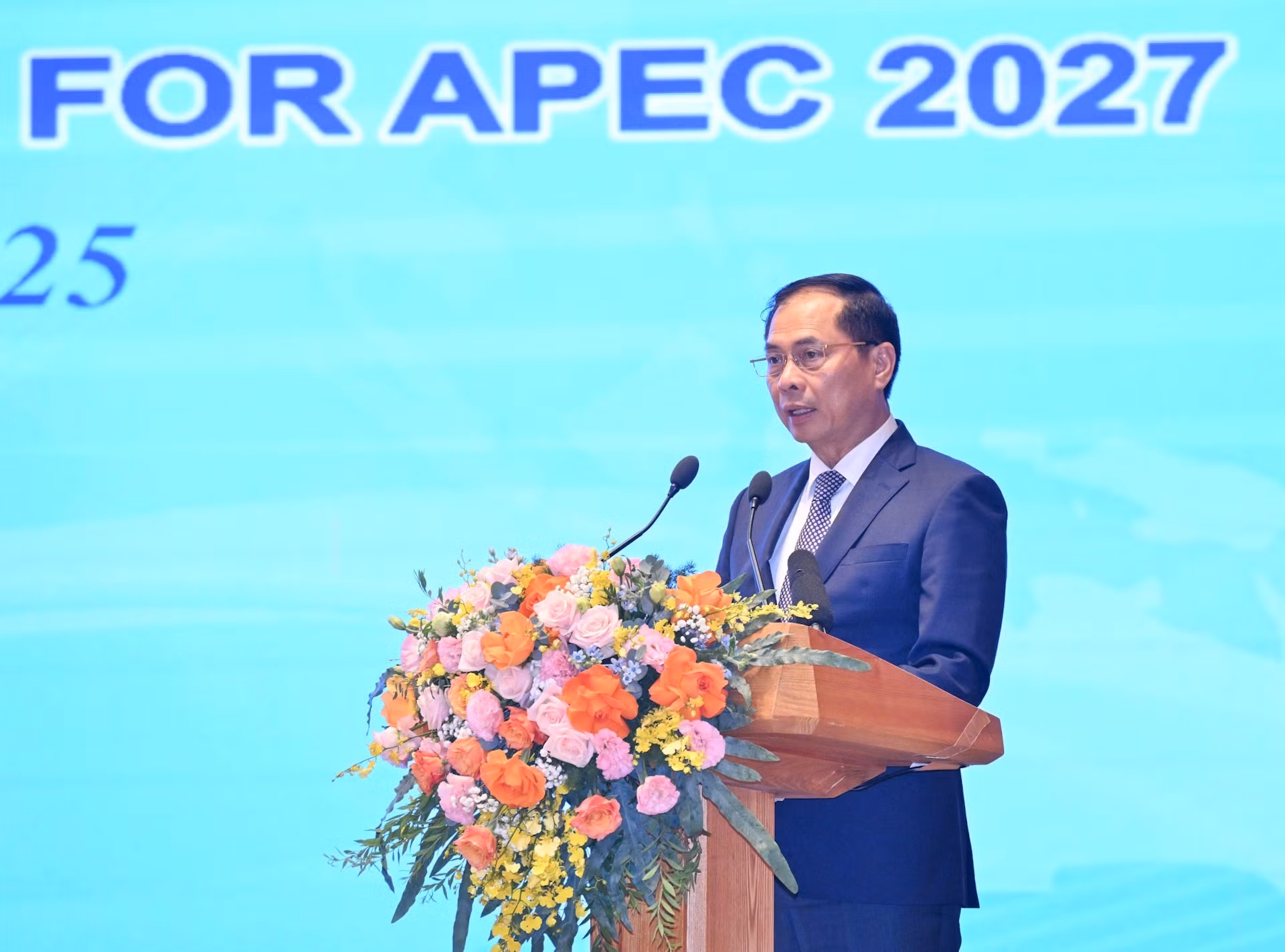 El vice primer ministro, titular de Relaciones Exteriores y presidente del Comité Nacional para el APEC 2027, Bui Thanh Son, habla en la cita.