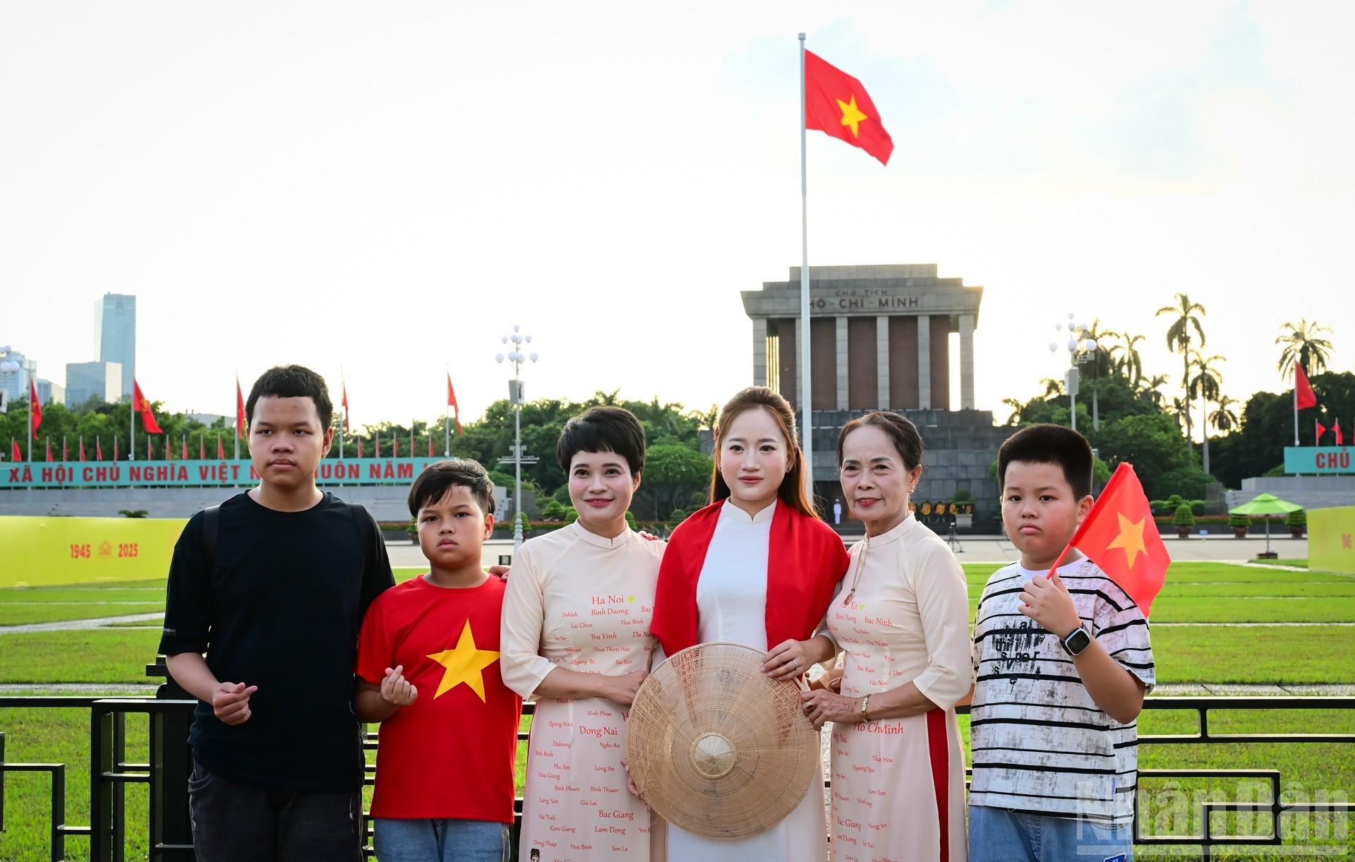 Generaciones de una familia se toman fotos en este momento especial del país.