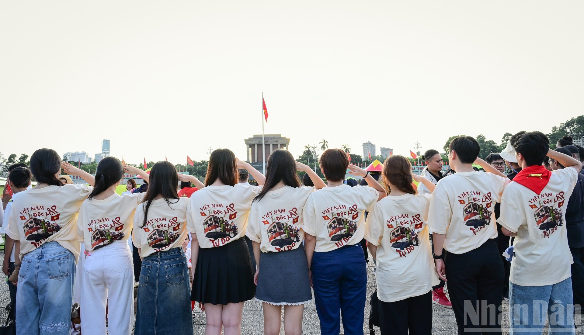 La juventud tiene nuevas y emotivas formas de exteriorizar su amor por la Patria. En la imagen, un grupo de amigos vestidos con camisetas con diseños inspirados en el orgullo nacional se dirige marcialmente hacia el lugar de descanso eterno del Presidente Ho Chi Minh.