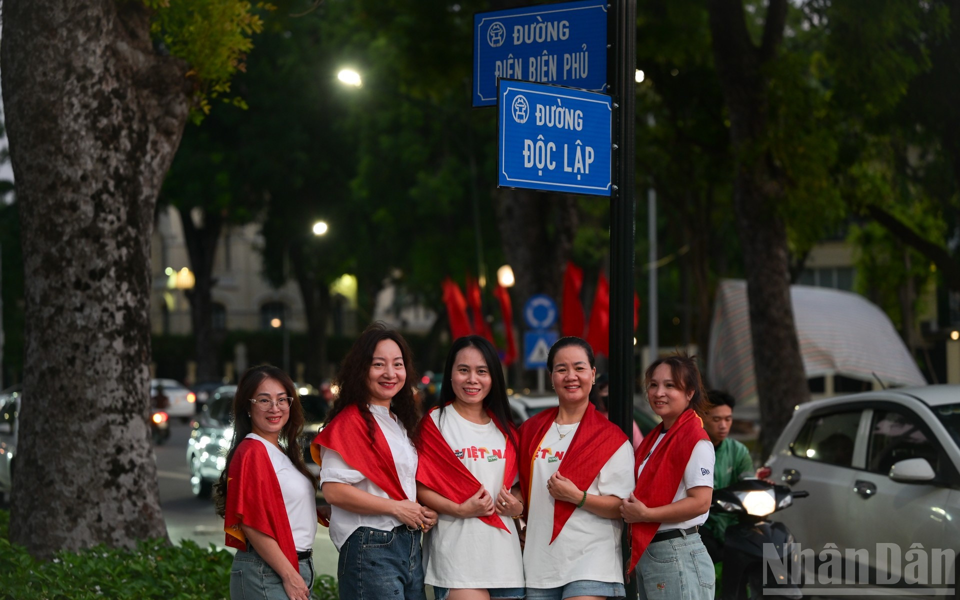 Los rincones ideales para hacerse fotos en las calles de Hung Vuong y Doc Lap, que también conectan con la plaza de Ba Dinh, se llenan de visitantes jóvenes.