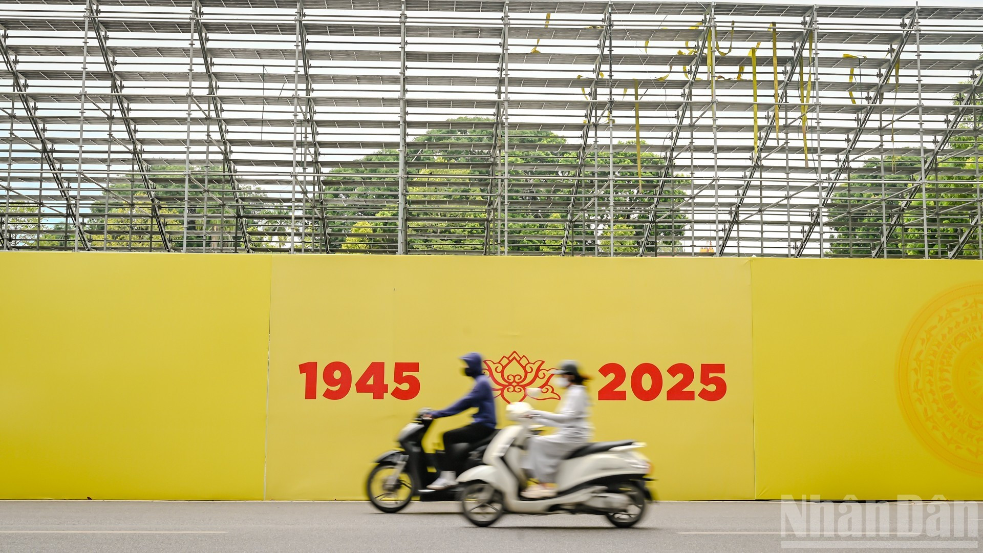 Los contratistas se apresuran a ultimar las instalaciones pendientes para embellecer aún más la capital en las fiestas nacionales.