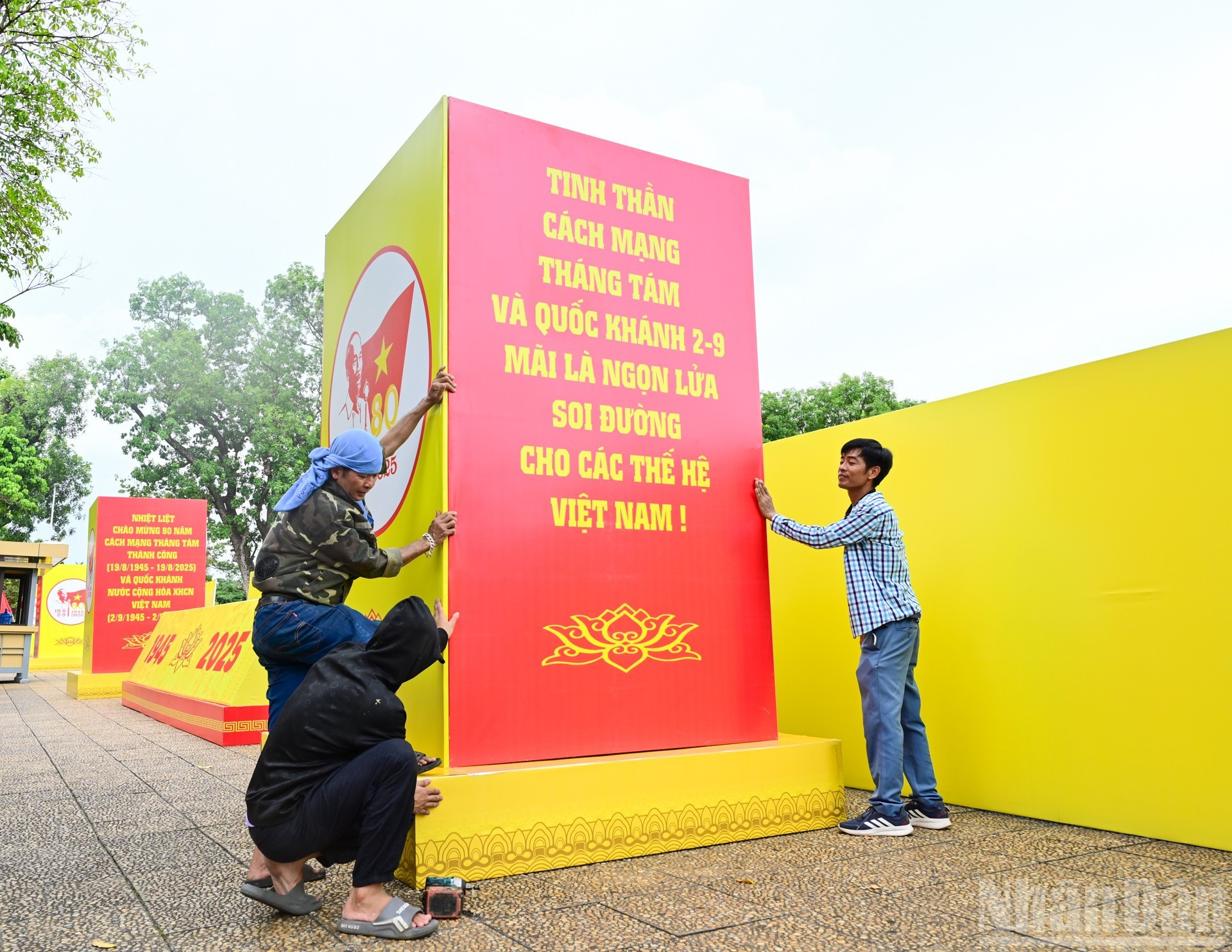 En numerosas calles de la capital se han terminado las obras de construcción y reparación de los emplazamientos que se utilizarán en el desfile de las fiestas nacionales. Se están instalando con prisa obras decorativas y dando los toques finales a los recintos.
