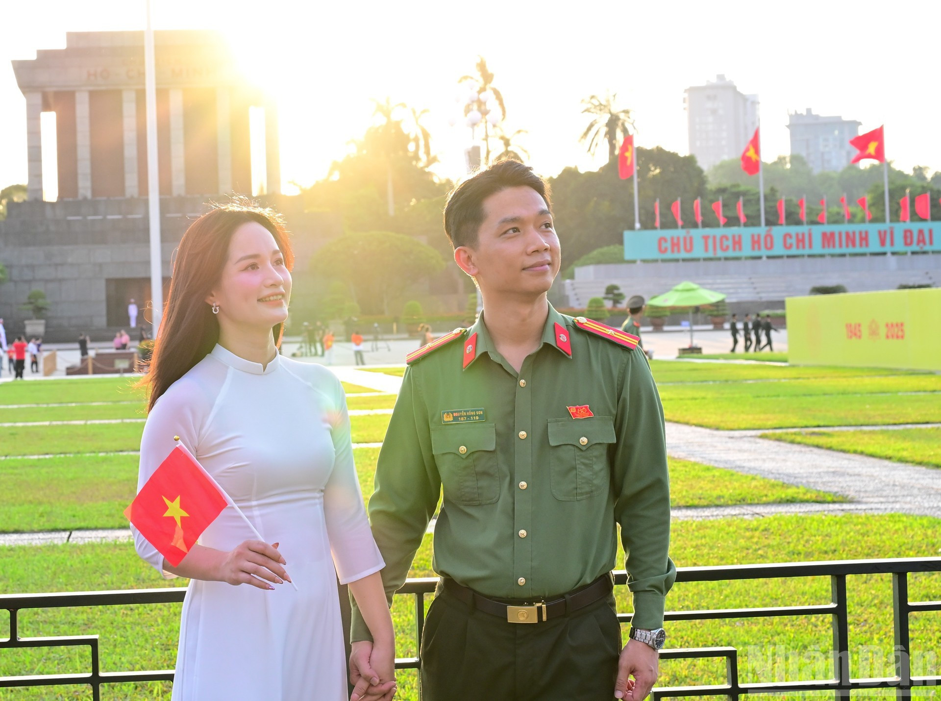 Todos los caminos desembocan en la histórica plaza de Ba Dinh, donde la gente confluye en legiones ante el Mausoleo dedicado al Presidente Ho Chi Minh para tomarse fotos de recuerdo.