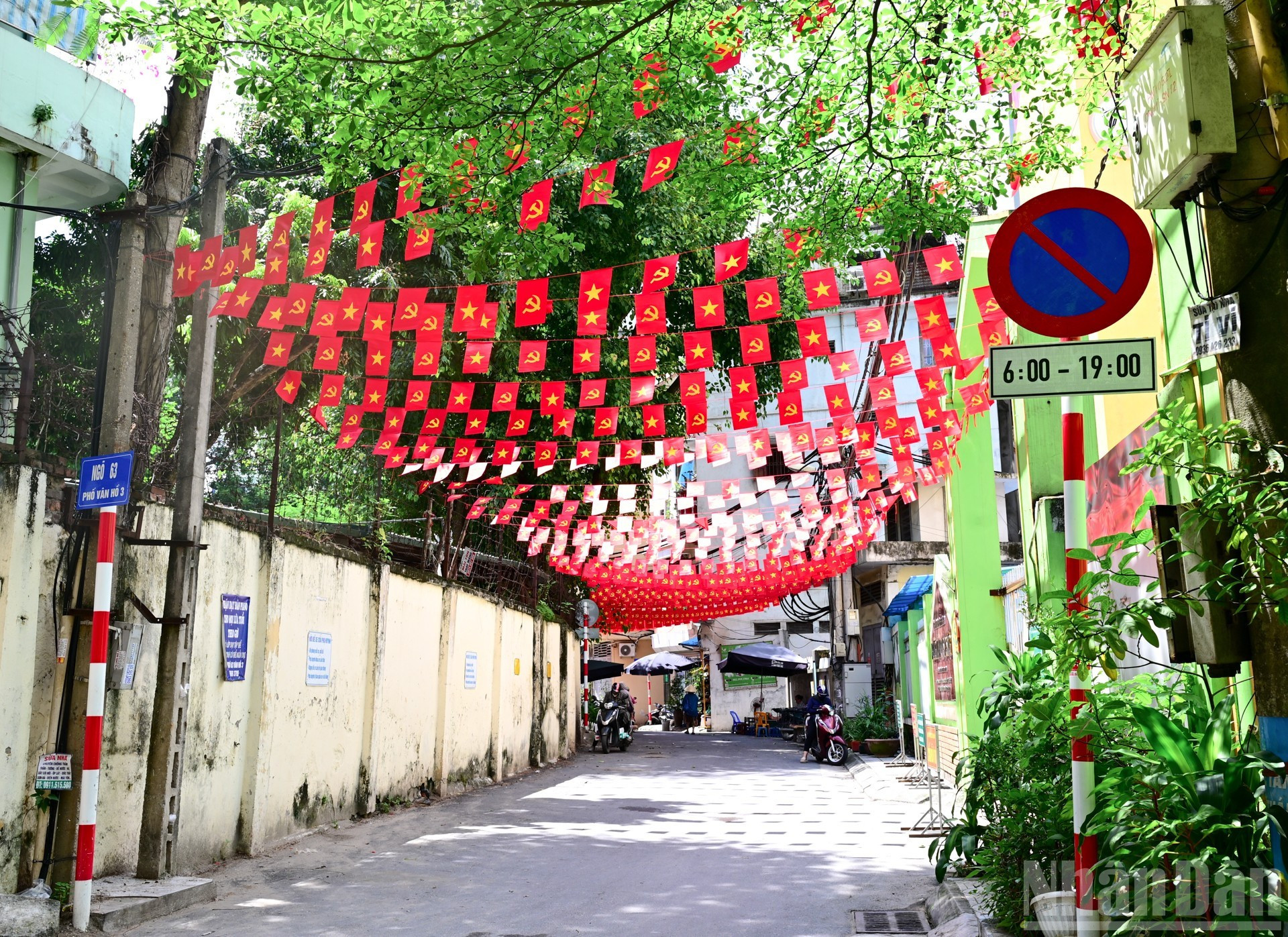 En numerosos barrios residenciales se han llevado a cabo labores de limpieza y se han colgado las banderas del Partido y del país.