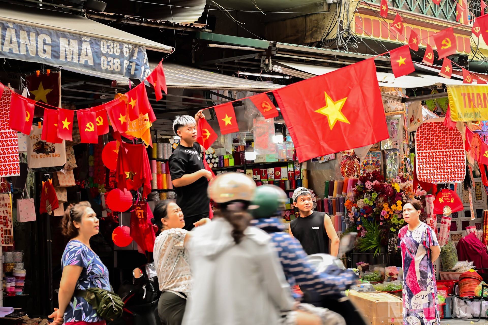 Las tiendas de Hang Ma, una bulliciosa calle comercial del casco antiguo de Hanói, también se suman a la decoración.