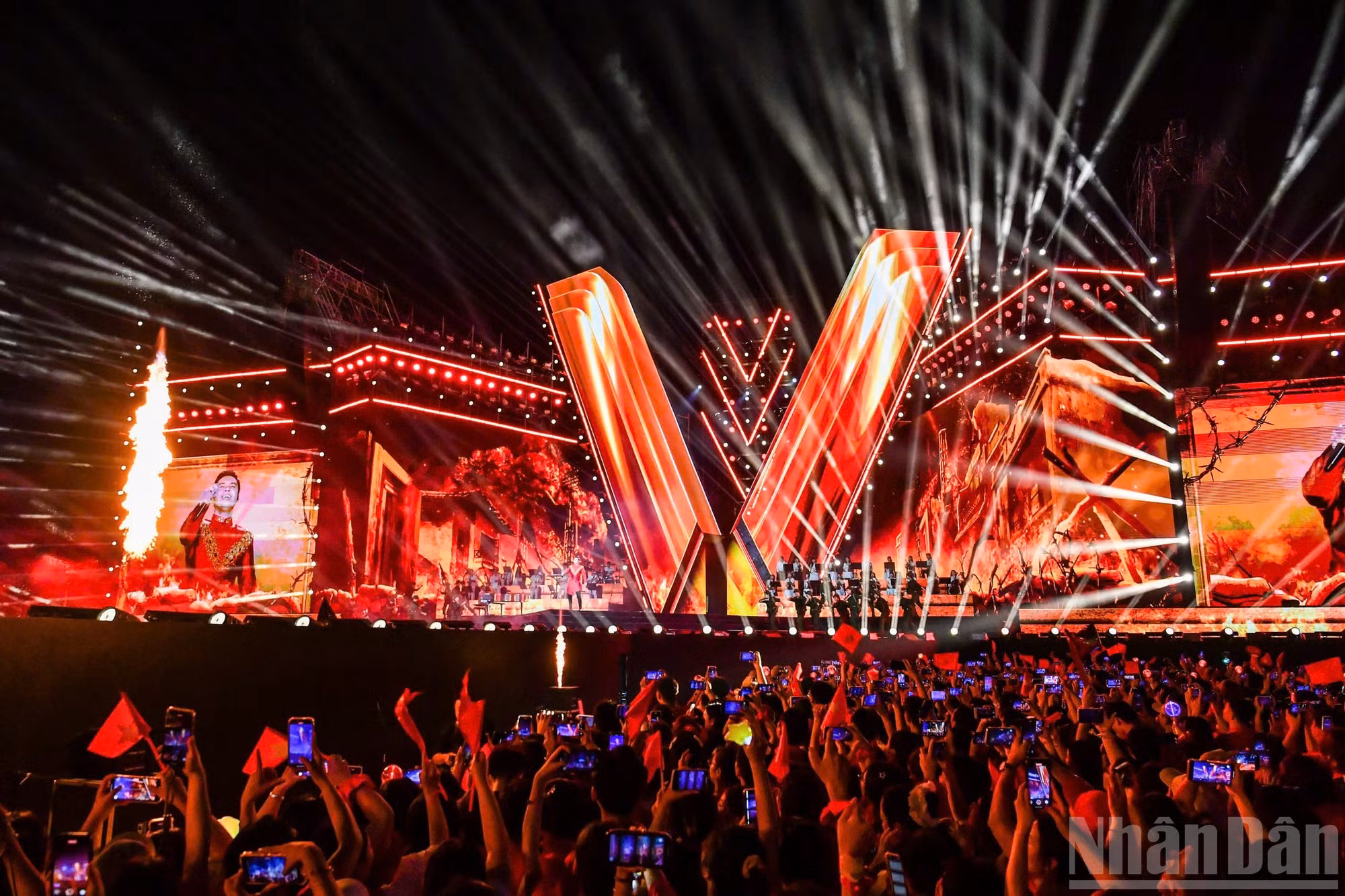 Espectadores vitorean a los espectáculos.