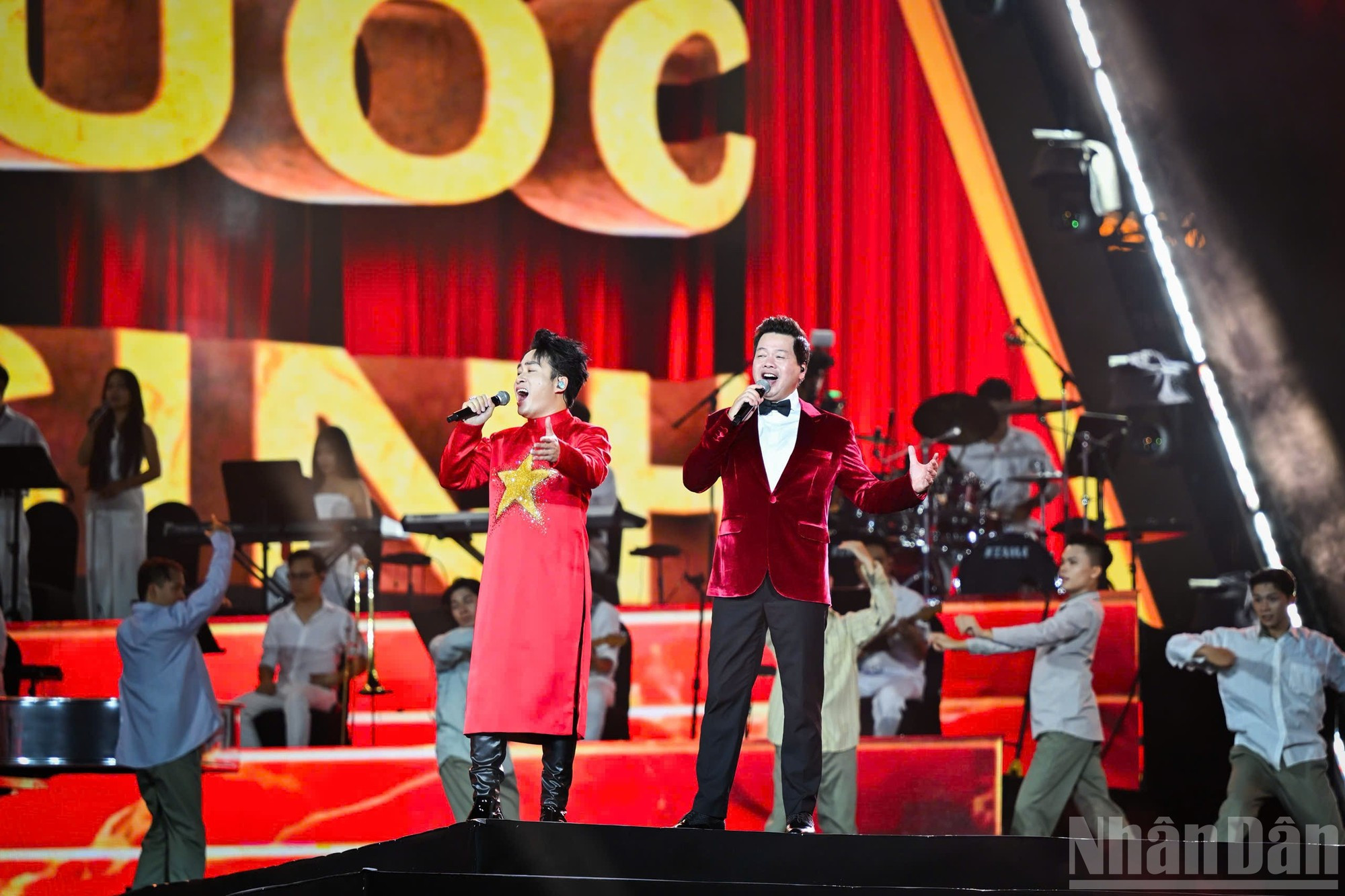 El Artista Destacado (título honorífico) Dang Duong y el aclamado cantante Tung Duong conmueven a los compatriotas con el popurrí “Muoi chin thang Tam” (19 de agosto), “Doan ve quoc quan” (La tropa de defensa de la Patria) y “Duong chung ta di” (El camino que recorremos). El Artista Destacado (título honorífico) Dang Duong y el aclamado cantante Tung Duong conmueven a los compatriotas con el popurrí “Muoi chin thang Tam” (19 de agosto), “Doan ve quoc quan” (La tropa de defensa de la Patria) y “Duong chung ta di” (El camino que recorremos).
