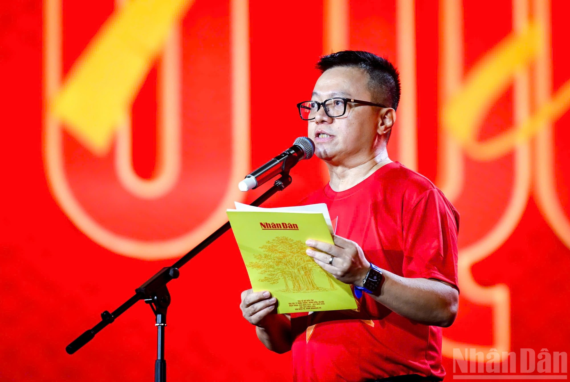 Le Quoc Minh, miembro del Comité Central del Partido, presidente-editor de Nhan Dan, subjefe de la Comisión de Propaganda y Movilización de Masas de ese comité, y presidente de la Asociación de Periodistas Vietnamitas, pronuncia un discurso. Le Quoc Minh, miembro del Comité Central del Partido, presidente-editor de Nhan Dan, subjefe de la Comisión de Propaganda y Movilización de Masas de ese comité, y presidente de la Asociación de Periodistas Vietnamitas, pronuncia un discurso.