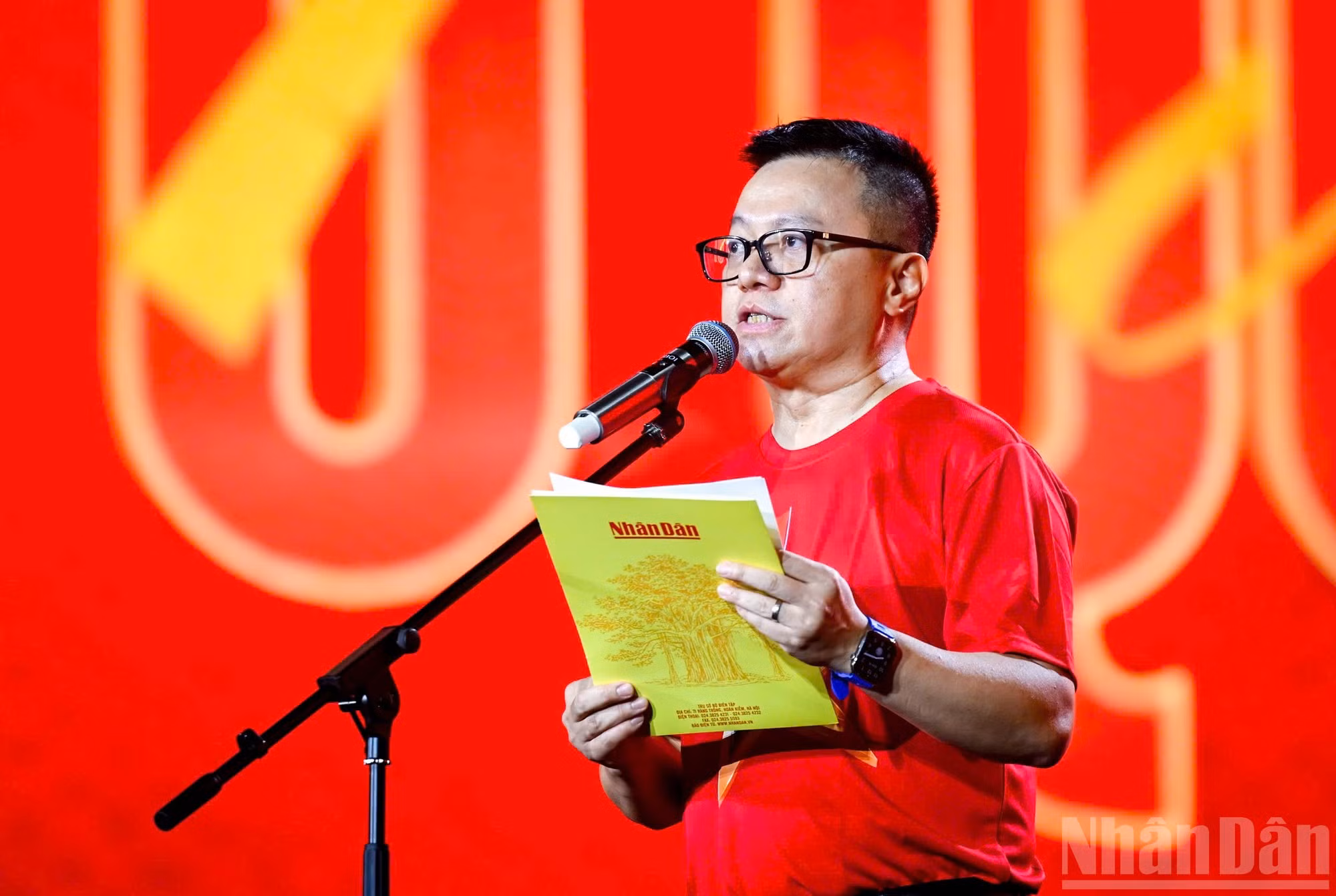 Le Quoc Minh, miembro del Comité Central del Partido, presidente-editor de Nhan Dan, subjefe de la Comisión de Propaganda y Movilización de Masas de ese comité, y presidente de la Asociación de Periodistas Vietnamitas, pronuncia un discurso.