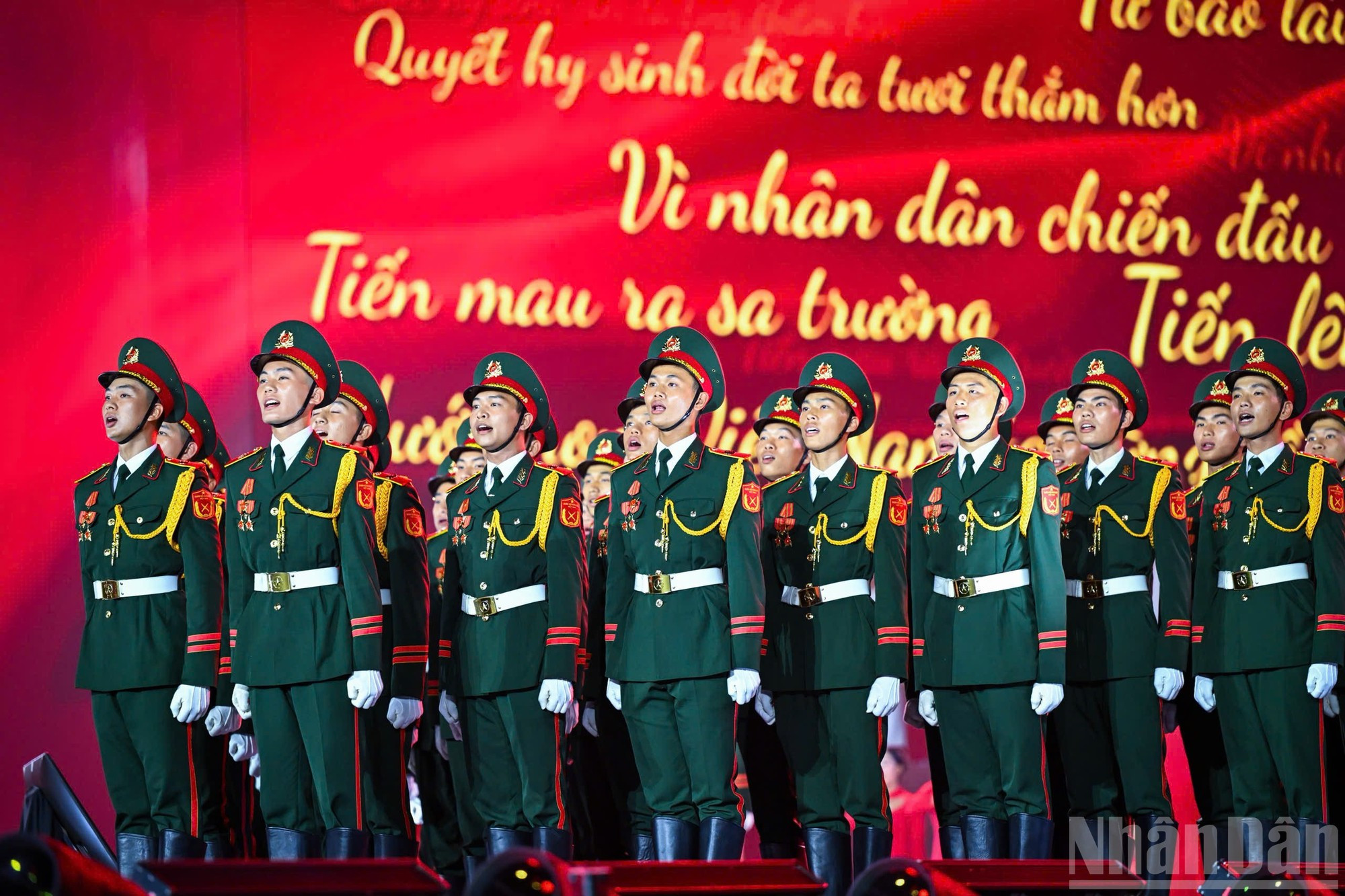 El programa comienza con las heroicas melodías de “Tien quan ca” (Marcha al frente), el himno nacional, y la aparición especial de los soldados que representaron al Ejército Popular de Vietnam en el desfile militar acontecido en la emblemática Plaza Roja, en Moscú, por el 80º aniversario de la victoria de la antigua Unión Soviética en la Gran Guerra Patria (9 de mayo). El programa comienza con las heroicas melodías de “Tien quan ca” (Marcha al frente), el himno nacional, y la aparición especial de los soldados que representaron al Ejército Popular de Vietnam en el desfile militar acontecido en la emblemática Plaza Roja, en Moscú, por el 80º aniversario de la victoria de la antigua Unión Soviética en la Gran Guerra Patria (9 de mayo).