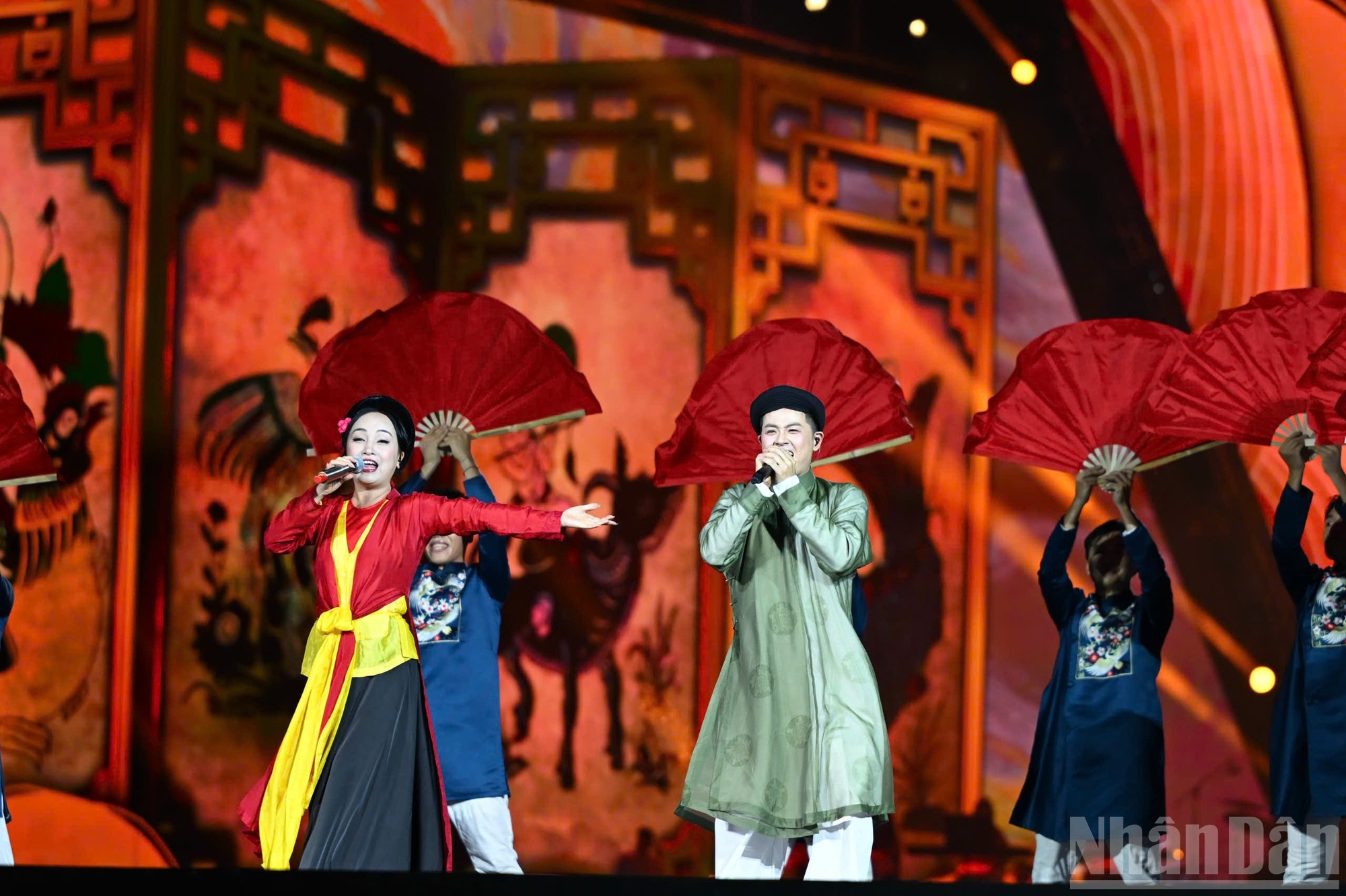 No menos impresionante es la colaboración entre la Artista del Pueblo (título honorífico) Thu Huyen y el cantante Thanh Duy en "Kiep sau van la nguoi Viet Nam" (En la próxima vida seguiré siendo un vietnamita). No menos impresionante es la colaboración entre la Artista del Pueblo (título honorífico) Thu Huyen y el cantante Thanh Duy en "Kiep sau van la nguoi Viet Nam" (En la próxima vida seguiré siendo un vietnamita).
