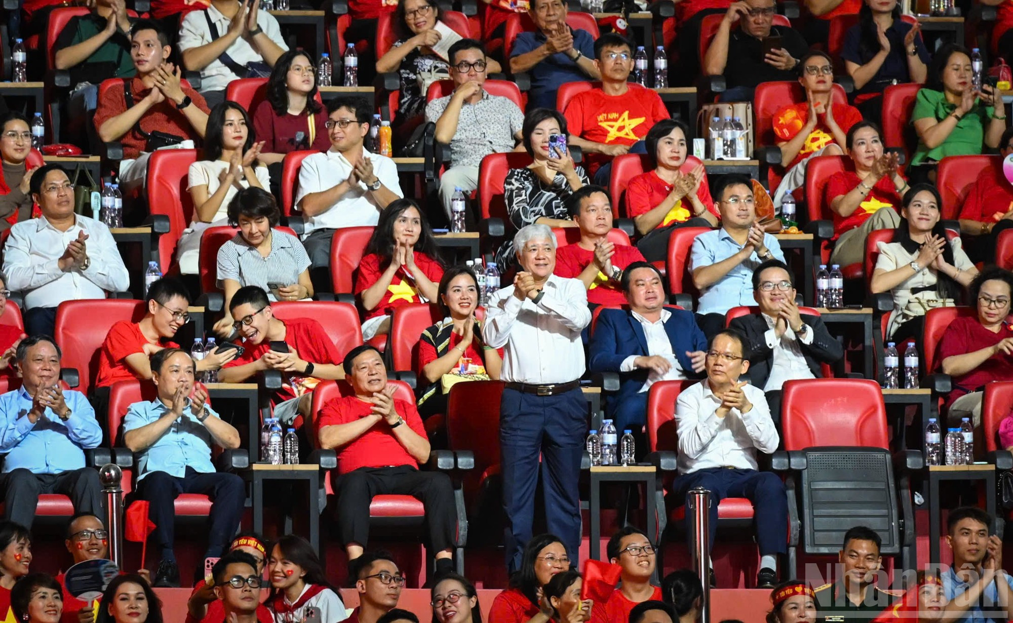 A la velada asisten Do Van Chien, presidente del Comité Central del Frente de la Patria y miembro del Buró Político y del Secretariado del Comité Central del Partido Comunista de Vietnam, entre otros invitados. También están presentes dirigentes y exdirigentes de ministerios, departamentos, agencias centrales y localidades. A la velada asisten Do Van Chien, presidente del Comité Central del Frente de la Patria y miembro del Buró Político y del Secretariado del Comité Central del Partido Comunista de Vietnam, entre otros invitados. También están presentes dirigentes y exdirigentes de ministerios, departamentos, agencias centrales y localidades.