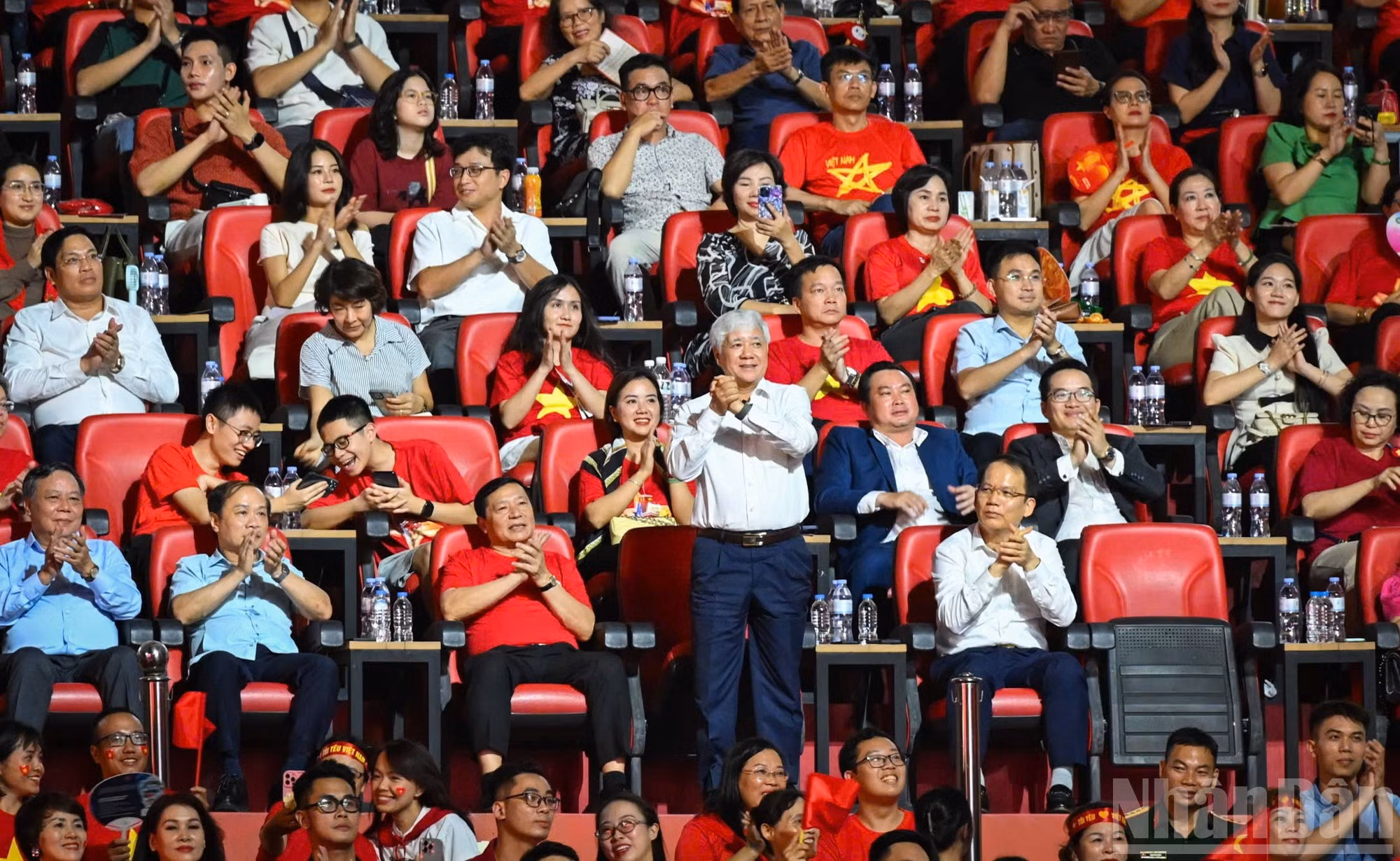A la velada asisten Do Van Chien, presidente del Comité Central del Frente de la Patria y miembro del Buró Político y del Secretariado del Comité Central del Partido Comunista de Vietnam, entre otros invitados. También están presentes dirigentes y exdirigentes de ministerios, departamentos, agencias centrales y localidades.