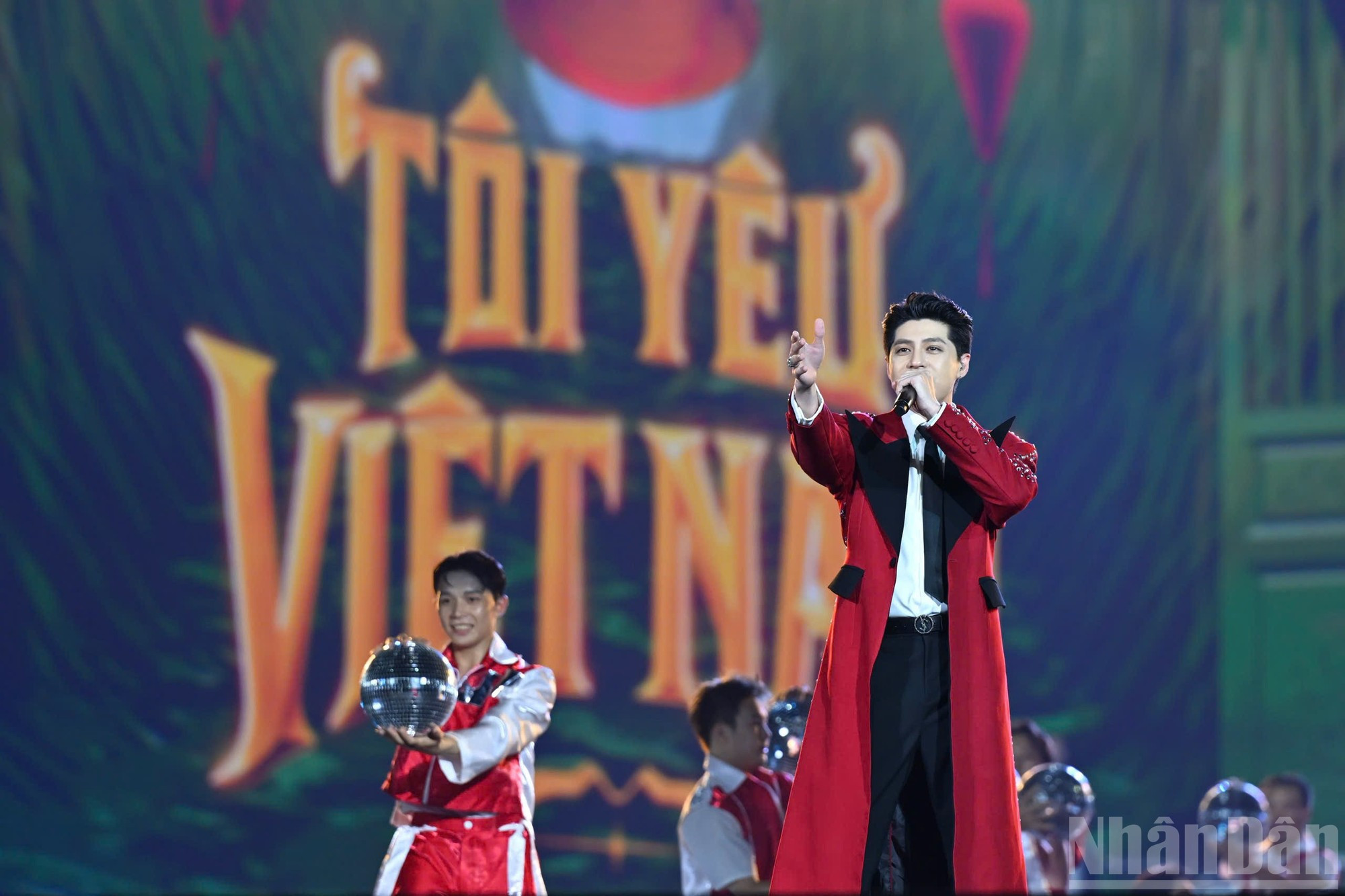“Toi yeu Viet Nam” (Amo a Vietnam) de Noo Phuoc Thinh fascina a los oyentes por su mezcla fresca y enérgica. “Toi yeu Viet Nam” (Amo a Vietnam) de Noo Phuoc Thinh fascina a los oyentes por su mezcla fresca y enérgica.