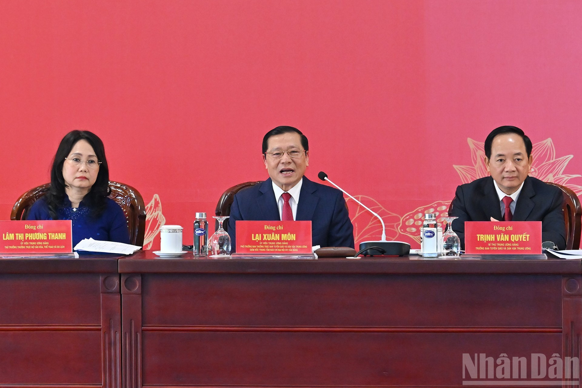 Lai Xuan Mon (centro), subjefe permanente de la Comisión de Propaganda y Movilización de Masas del Comité Central del PCV, aporta opiniones.