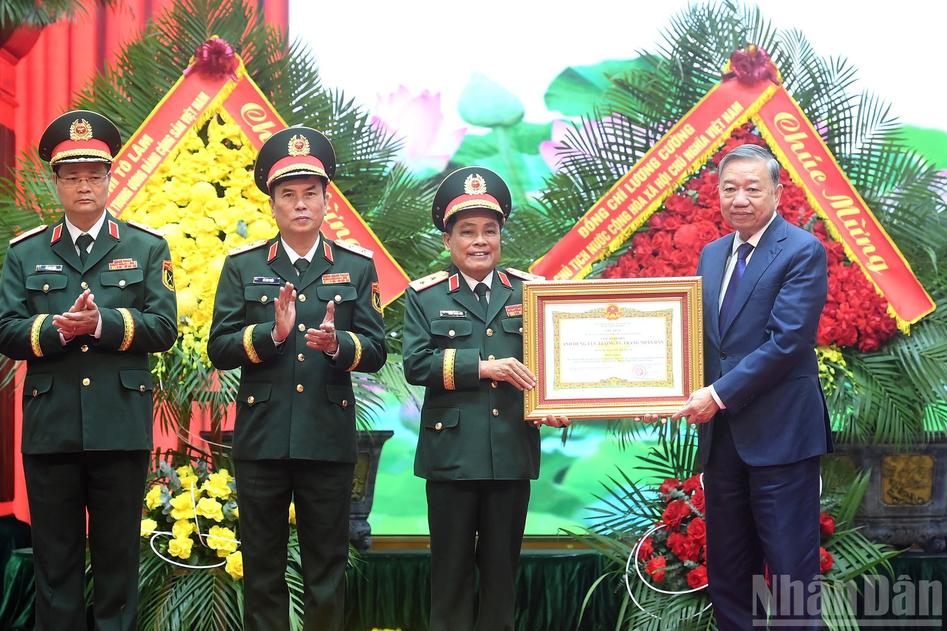El secretario general del Partido, To Lam, entrega el título “Héroe de las Fuerzas Armadas Populares” a representantes de la Dirección General de Logística y Técnica del Ministerio de Defensa de Vietnam.