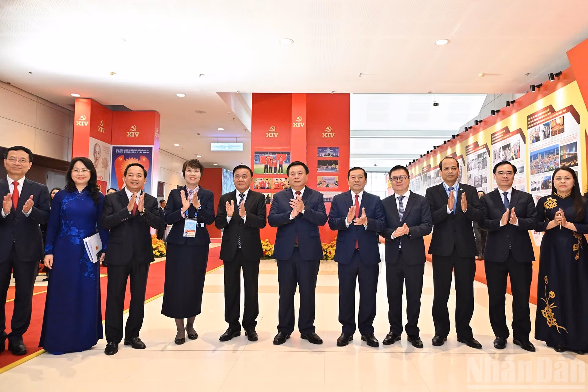 Cam Tu posa junto a otros invitados.