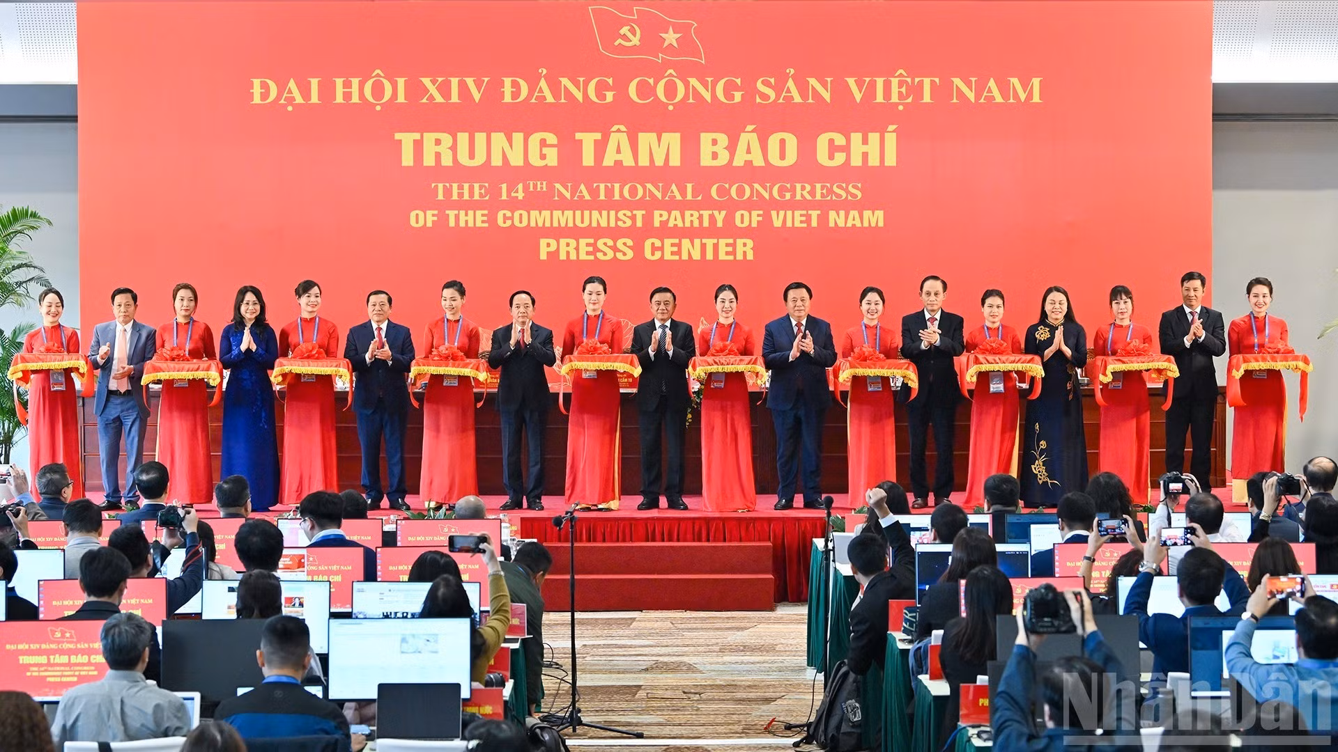 El integrante del Buró Político y miembro permanente del Secretariado del Comité Central del Partido Comunista de Vietnam, Tran Cam Tu, y delegados cortan la cinta inaugural del Centro de Prensa al servicio del XIV Congreso Nacional del Partido.