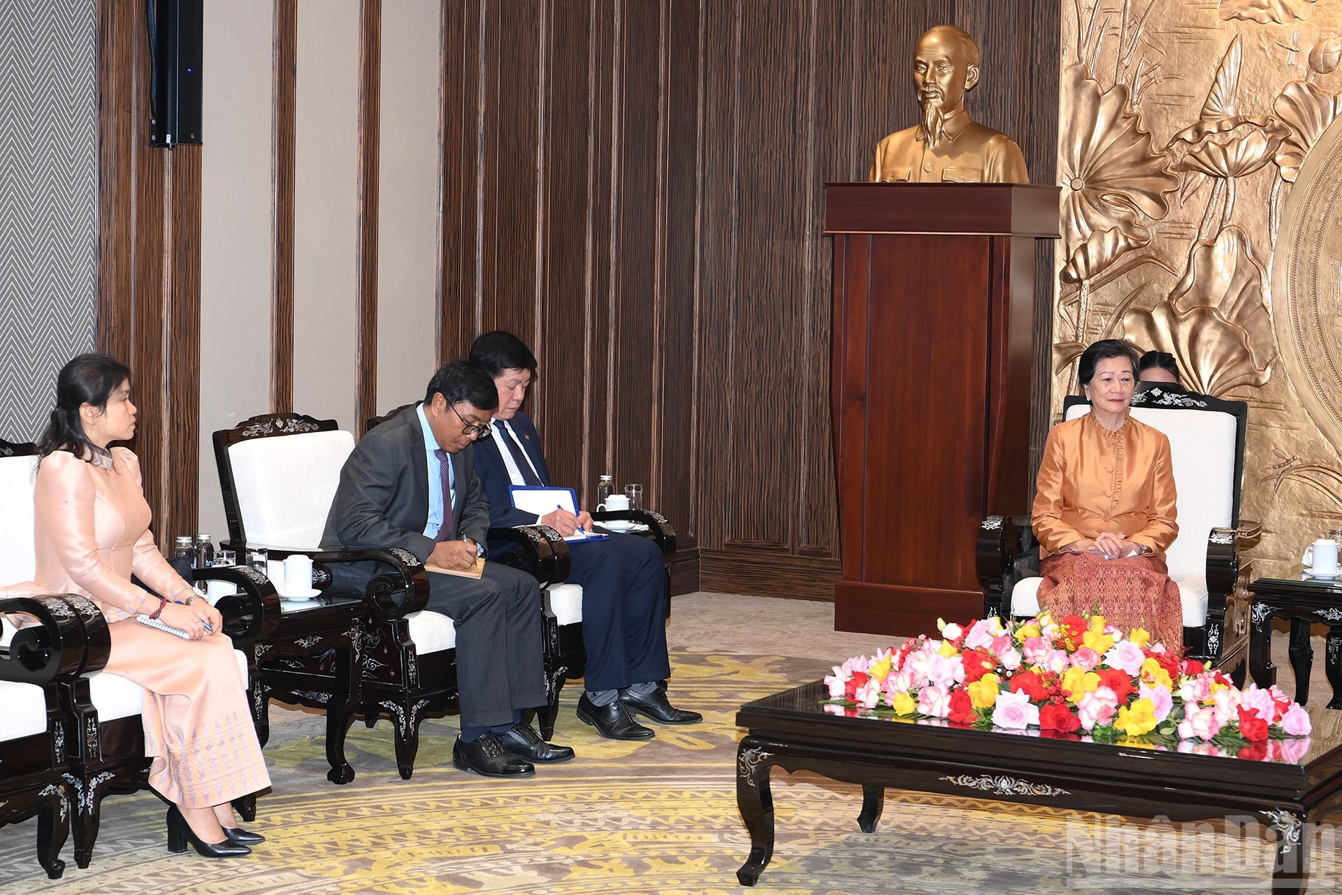 Acompañantes a la embajadora camboyana.