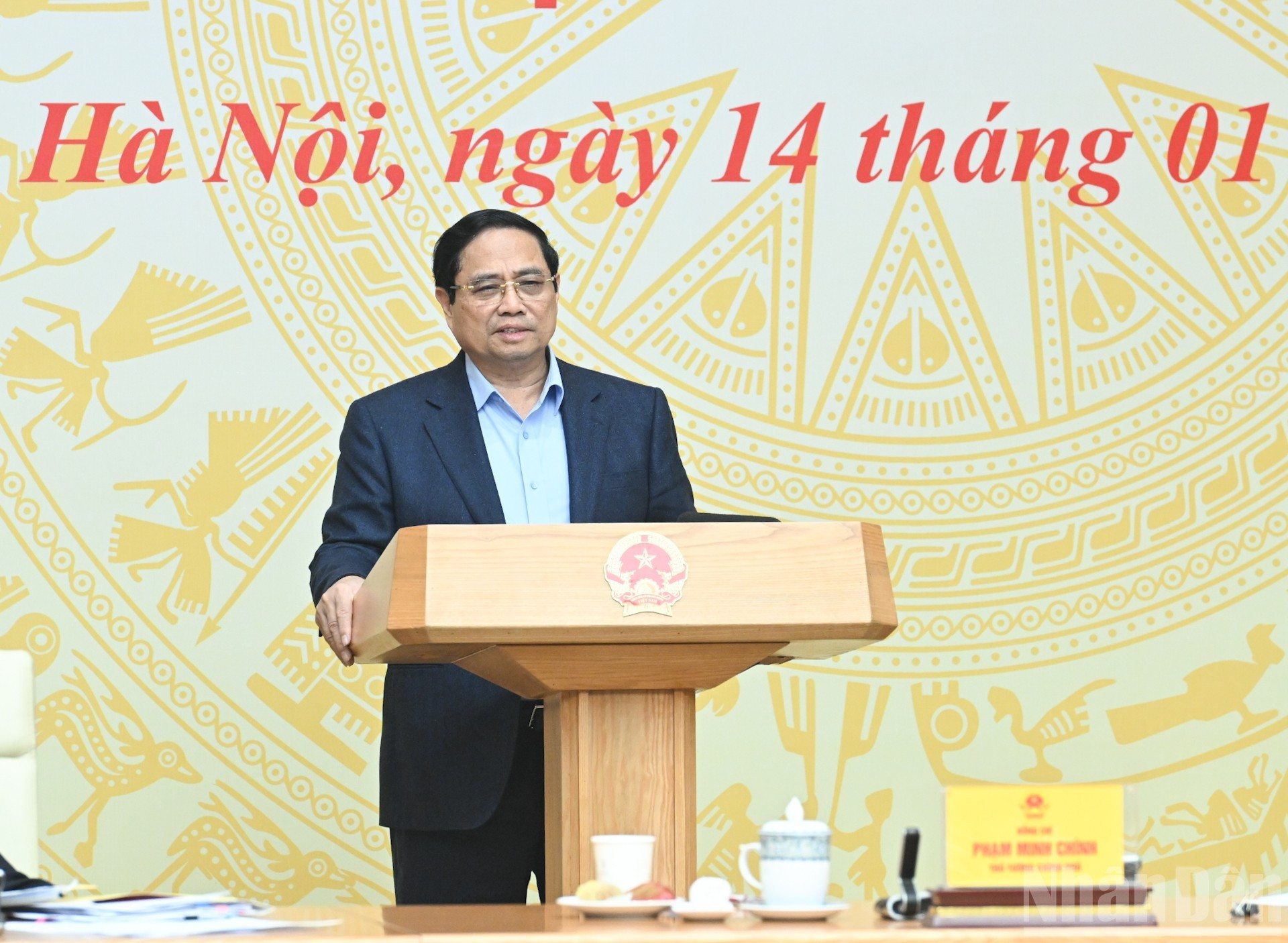 El primer ministro Pham Minh Chinh interviene en la conferencia.