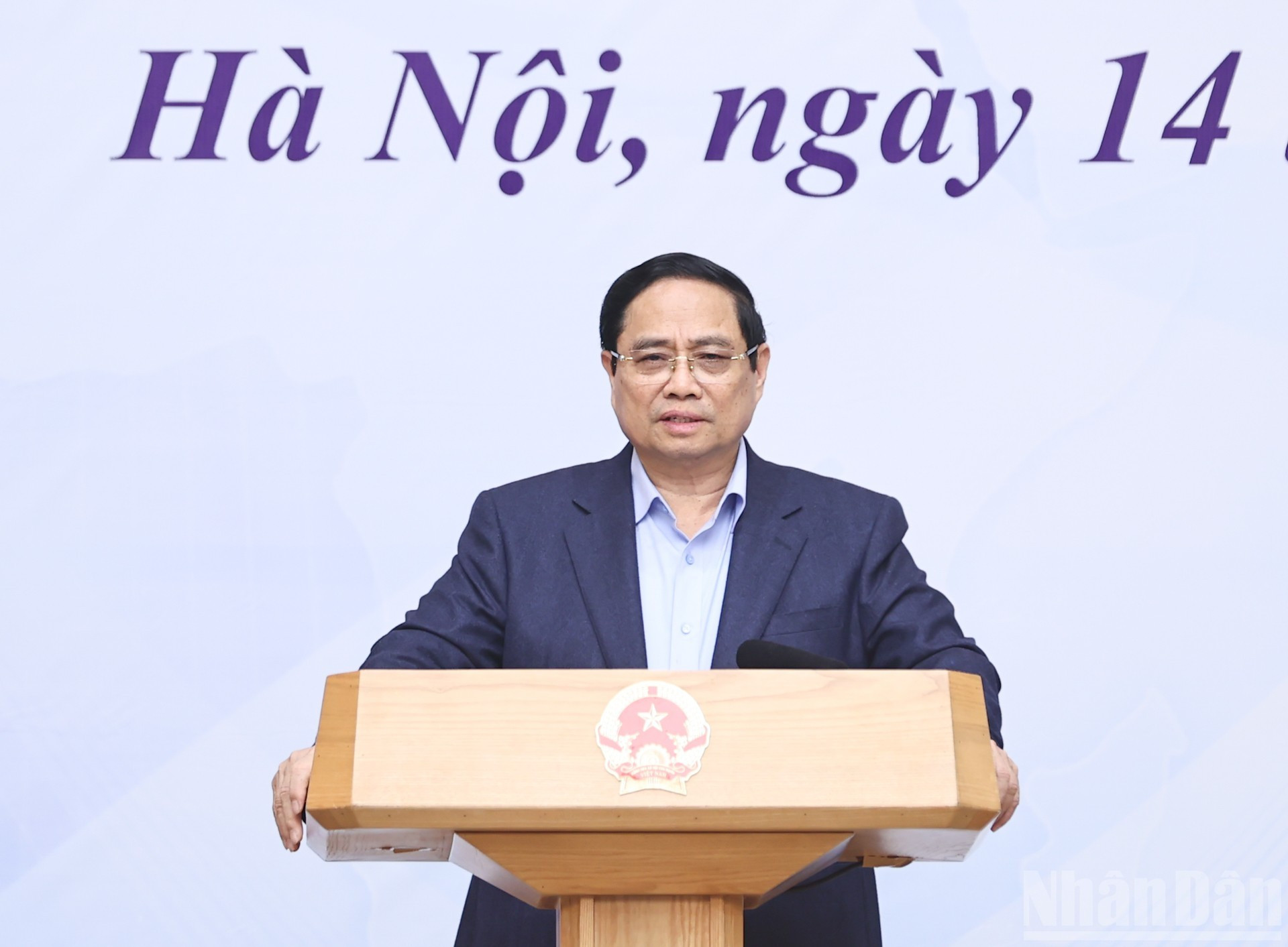 El primer ministro Pham Minh Chinh interviene en la reunión.