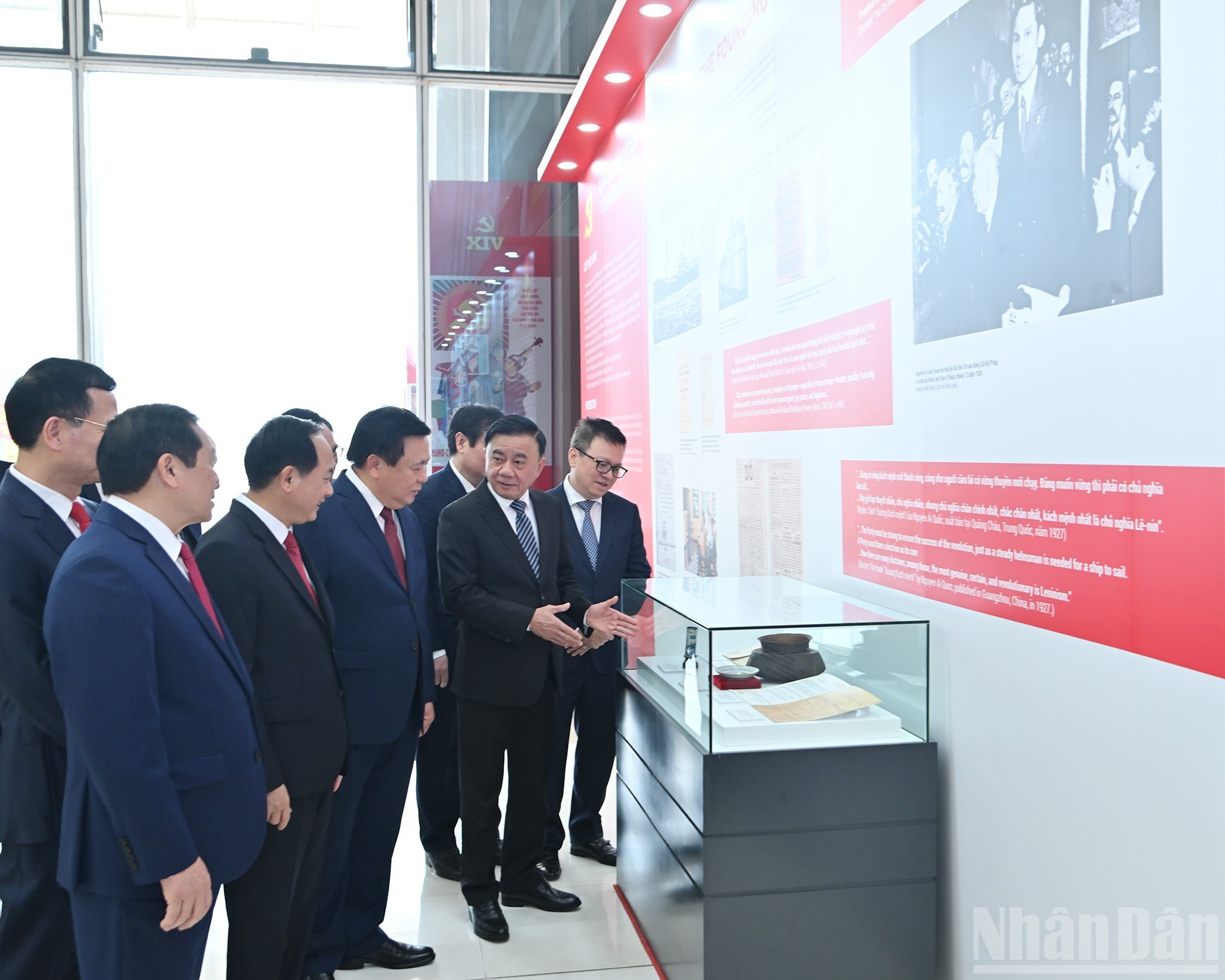 El alto funcionario partidista y delegados recorren una exposición in situ.