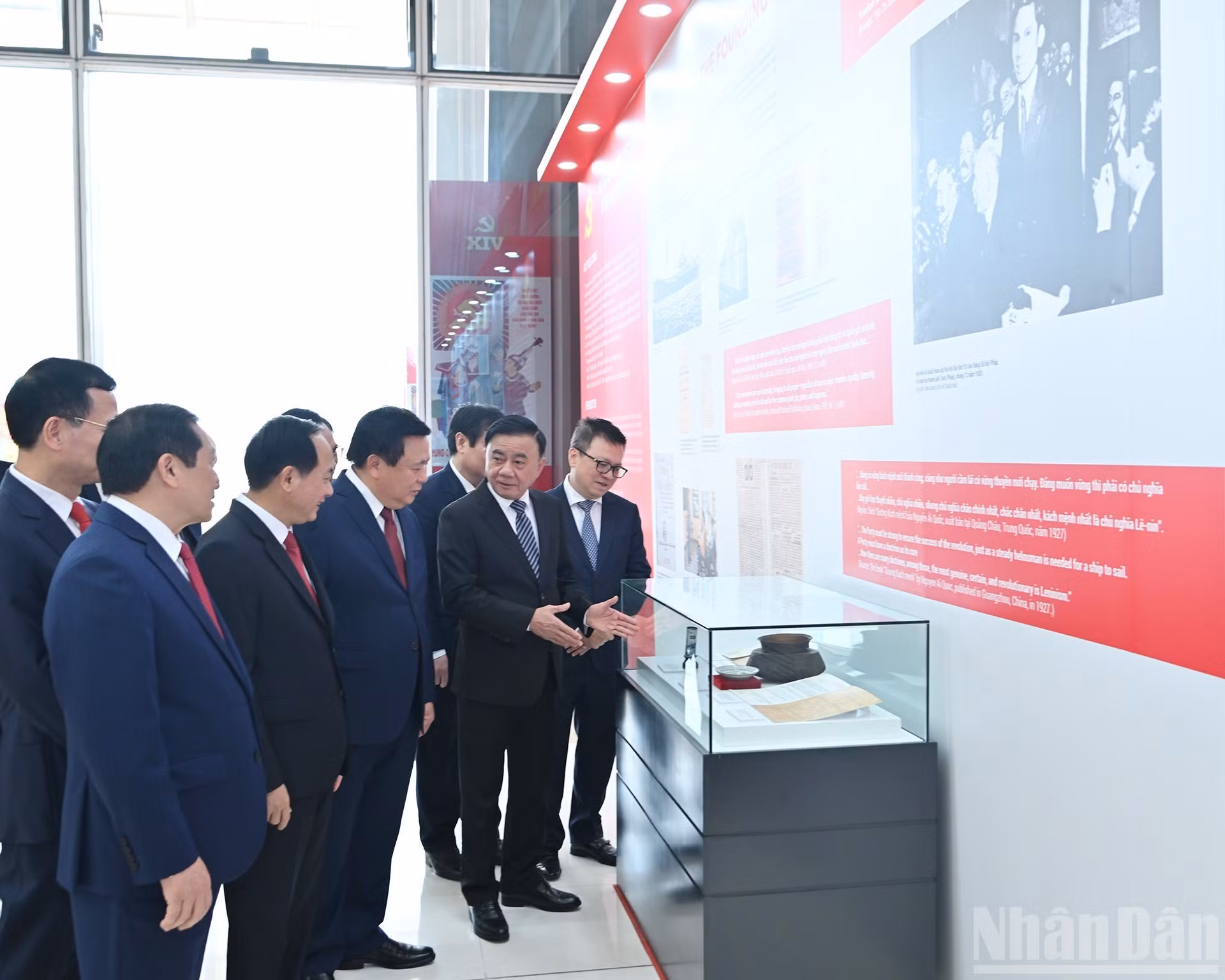 El alto funcionario partidista y delegados recorren una exposición in situ.