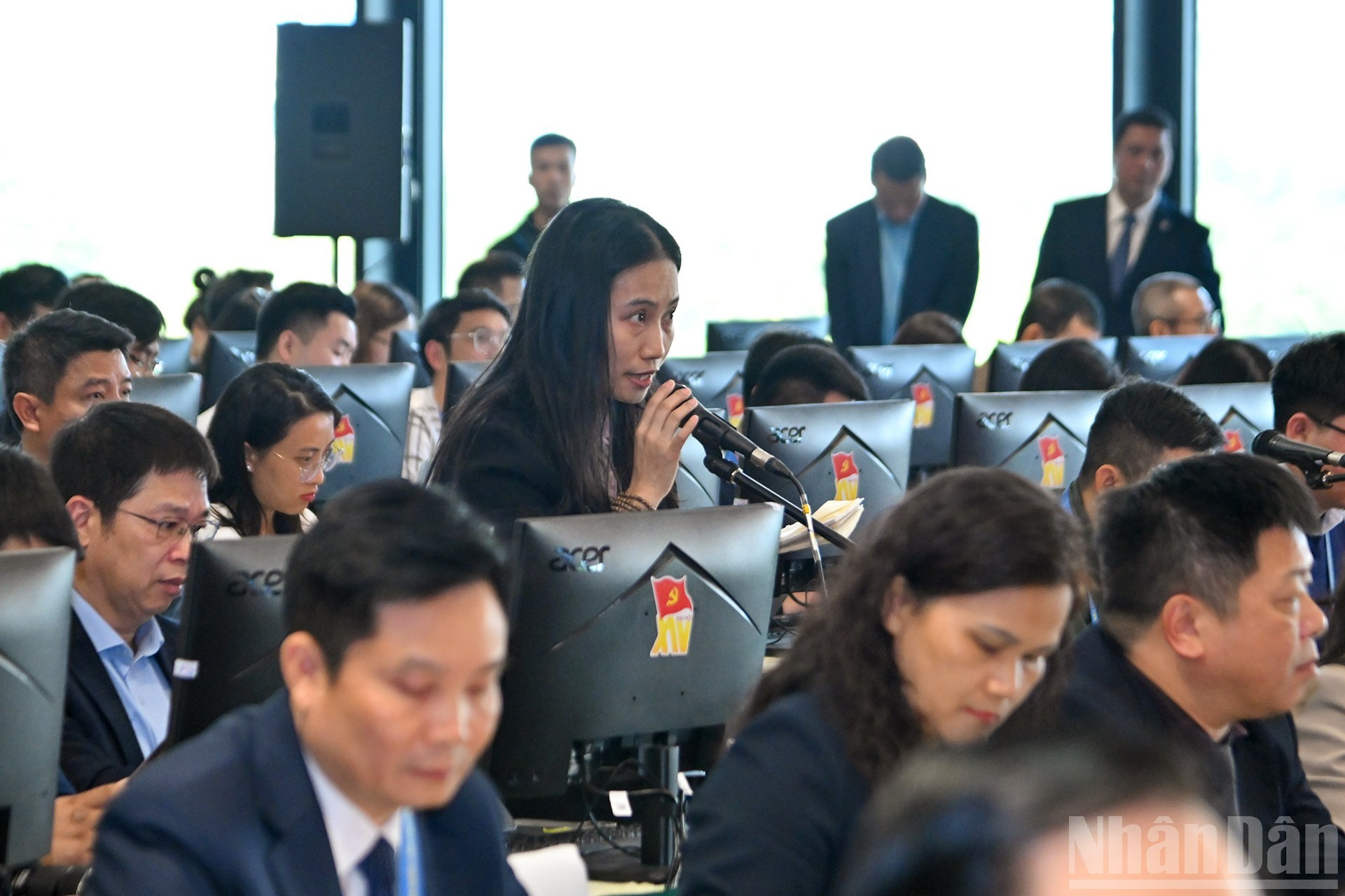 Una reportera de Nhan Dan plantea preguntas.