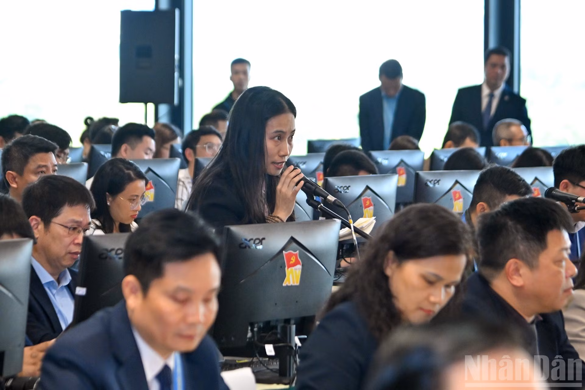 Una reportera de Nhan Dan plantea preguntas.