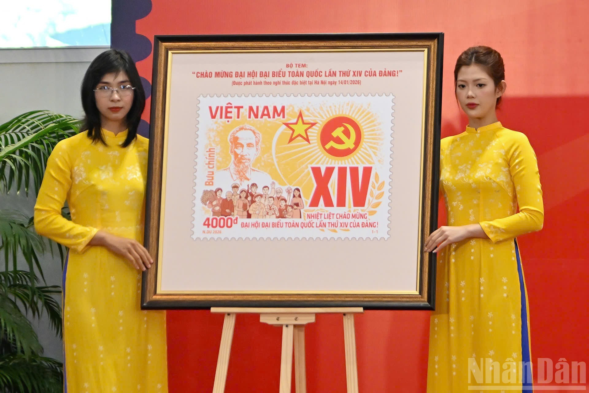 La muestra del juego de sellos postales “Bienvenido el XIV Congreso Nacional del Partido” en el evento.