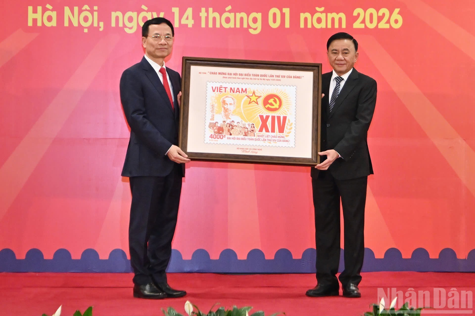 El ministro de Ciencia y Tecnología, Nguyen Manh Hung, entrega de manera simbólica a Cam Tu el nuevo juego de sellos postales.