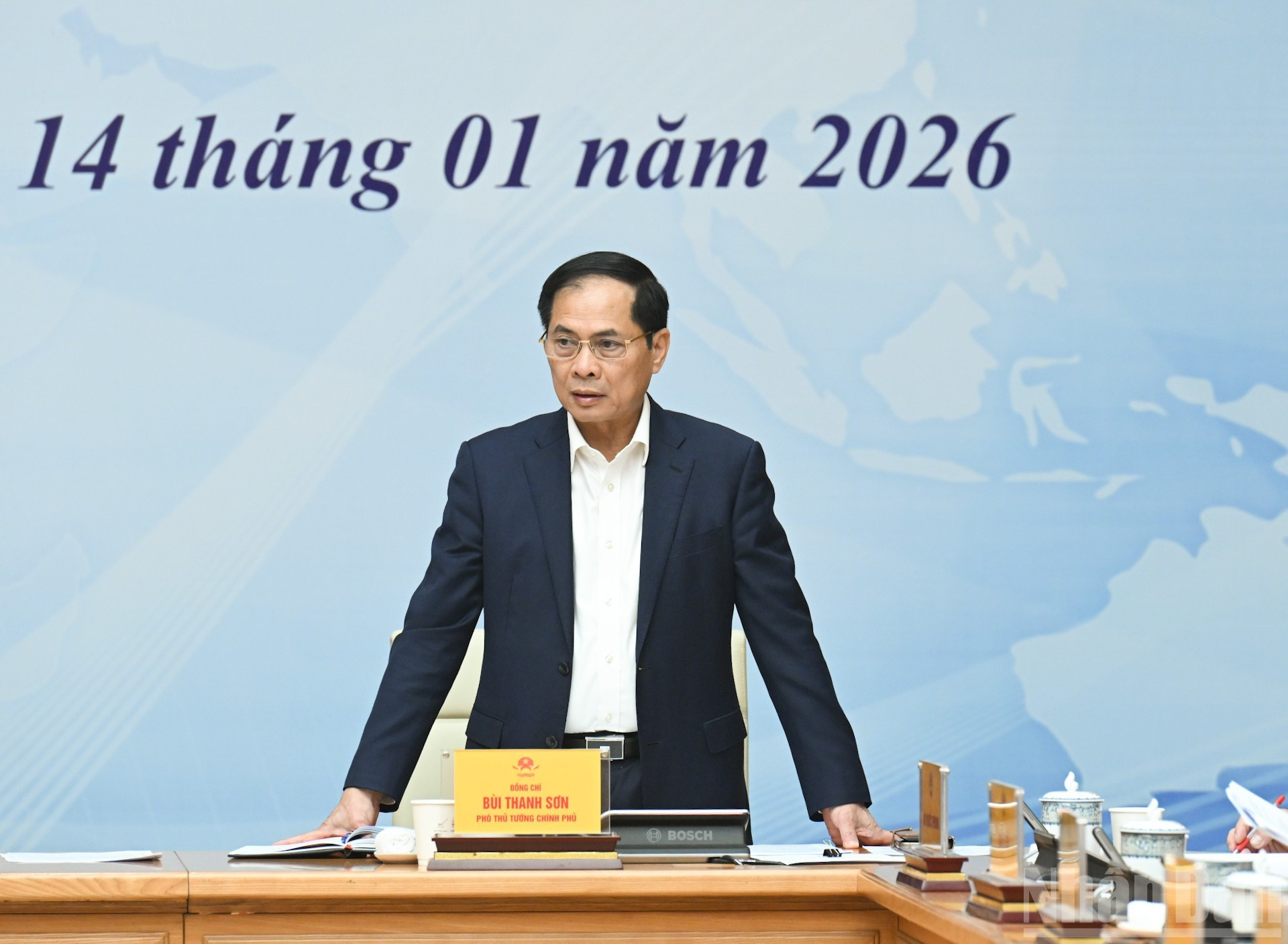 El vice primer ministro Bui Thanh Son aporta opiniones.