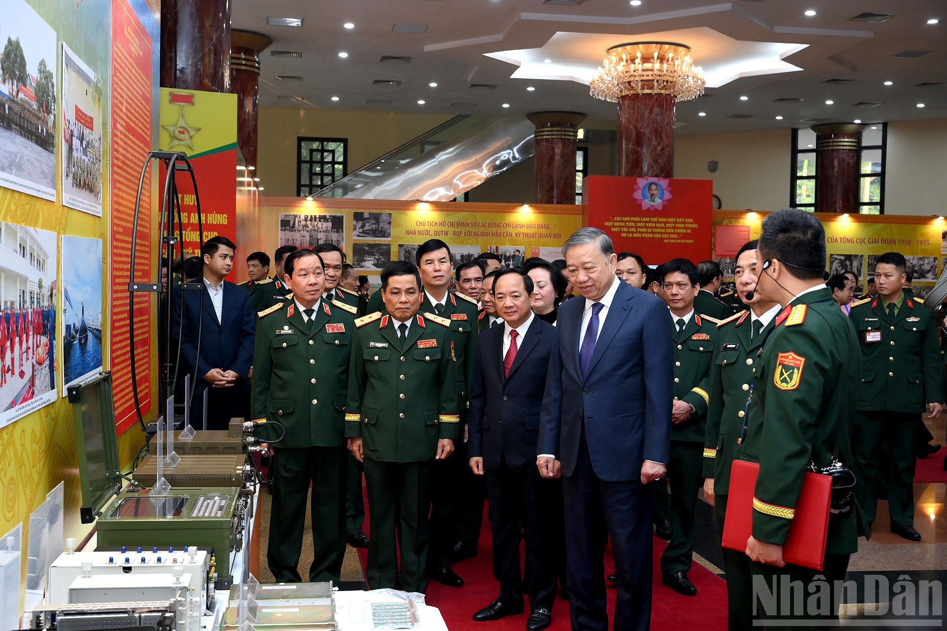El líder partidista y delegados recorren una exposición in situ sobre los logros de la Dirección General de Logística y Técnica.