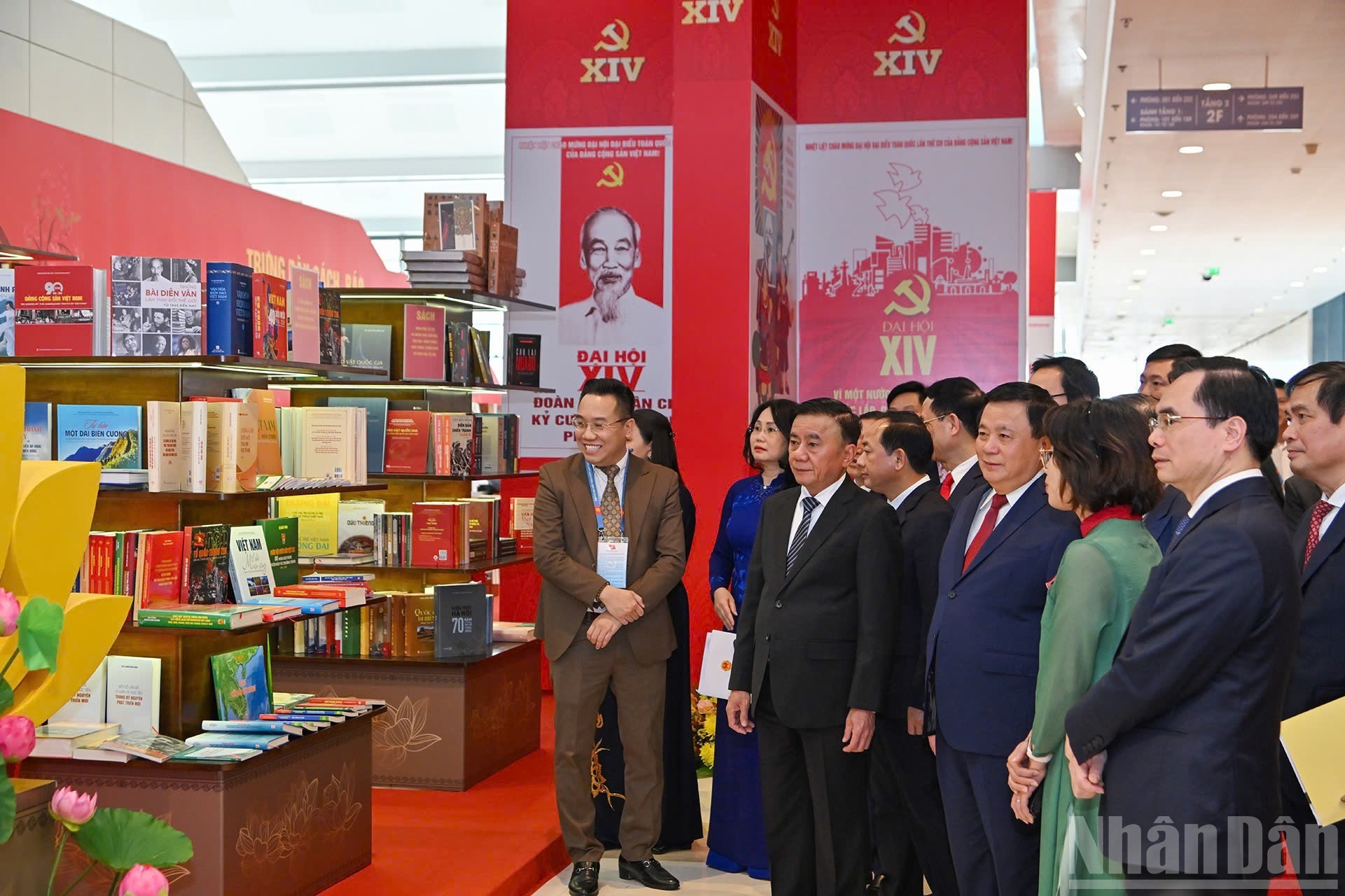 El alto funcionario partidista y delegados recorren una exposición in situ.