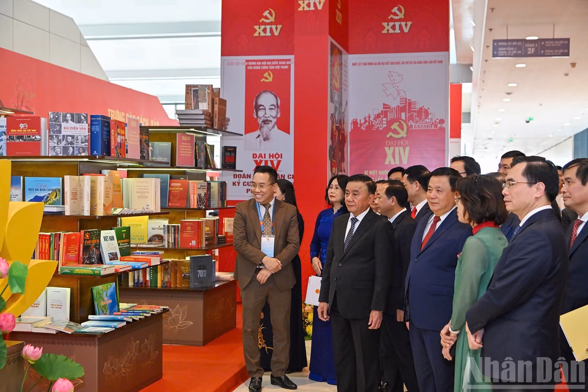 El alto funcionario partidista y delegados recorren una exposición in situ.