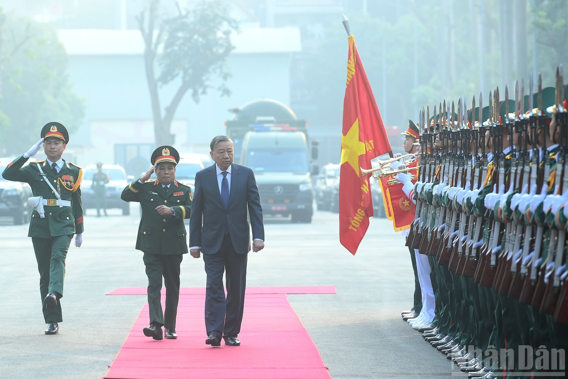 El secretario general del Partido Comunista de Vietnam y secretario de la Comisión Militar Central, To Lam, llega a la ceremonia de recepción del título.