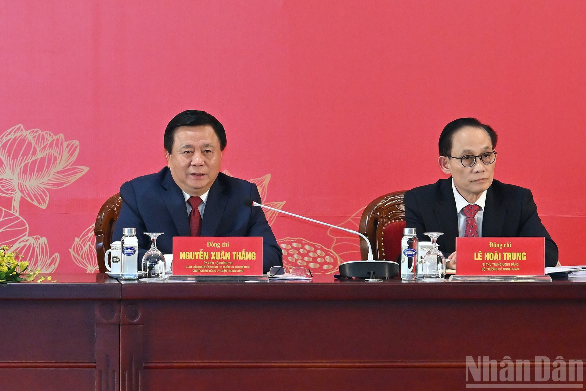 El director de la Academia Nacional de Política Ho Chi Minh, Nguyen Xuan Thang (izquierda), esclarece dudas de los delegados.