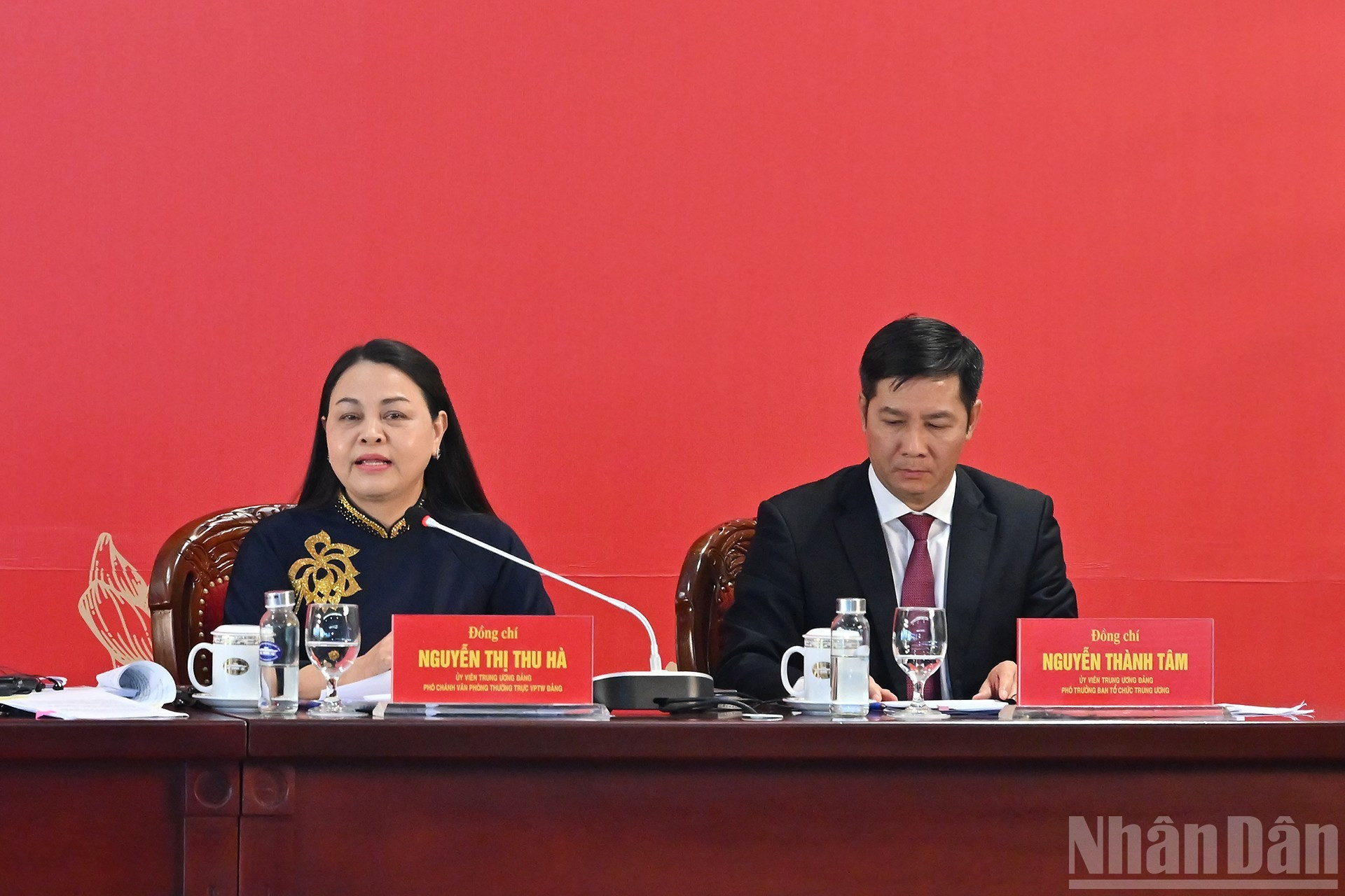 La subjefa permanente de la Oficina del Comité Central del Partido, Nguyen Thi Thu Ha, responde a una pregunta.