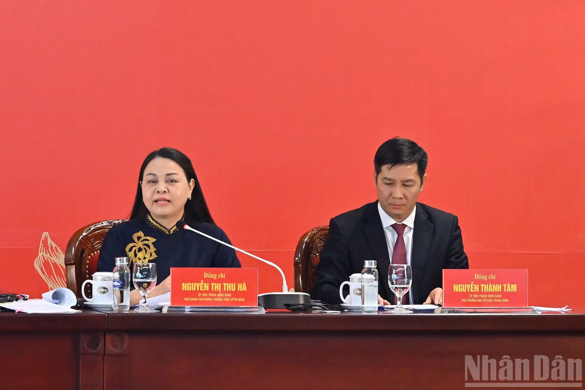 La subjefa permanente de la Oficina del Comité Central del Partido, Nguyen Thi Thu Ha, responde a una pregunta.