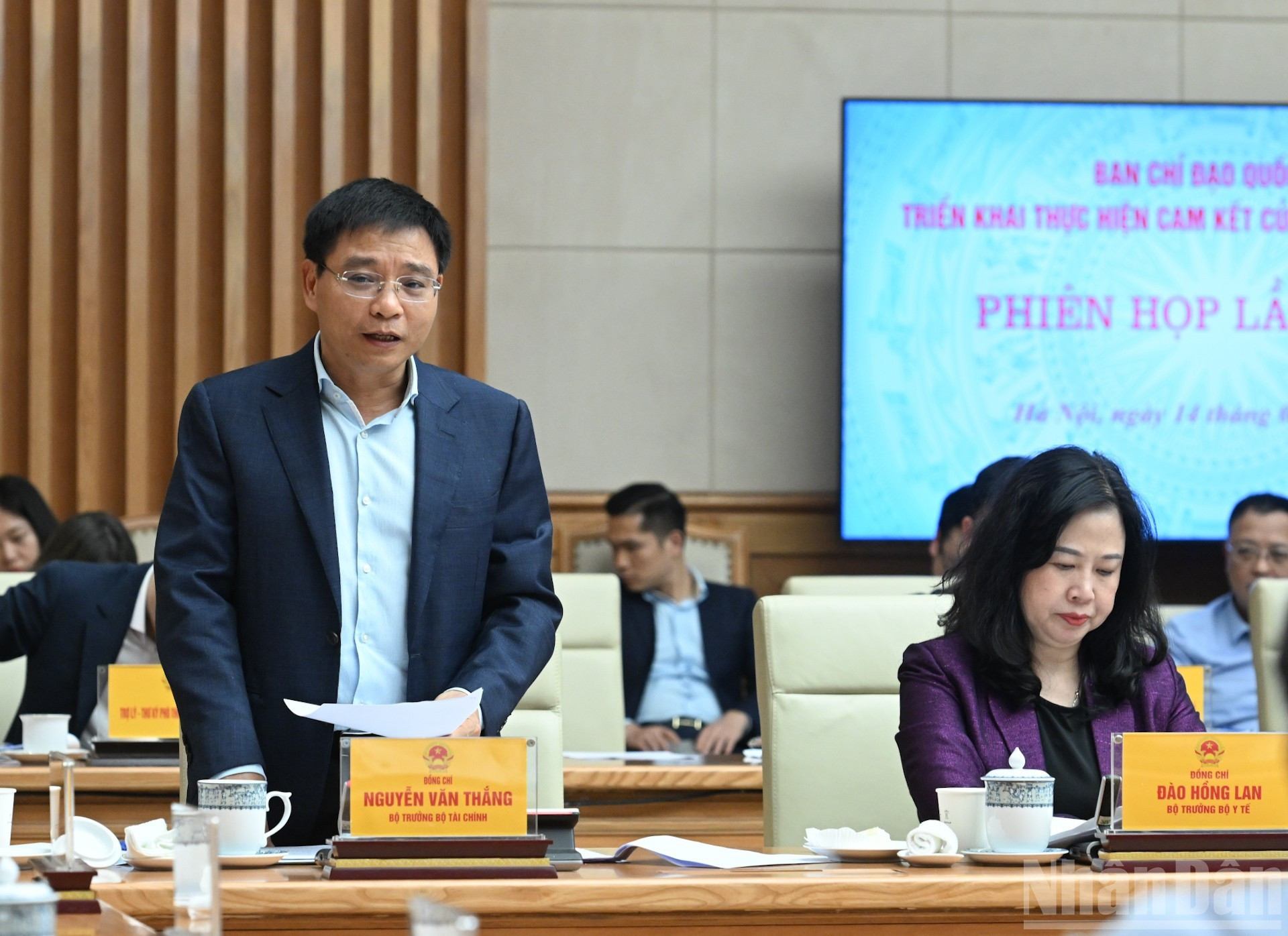 El ministro de Finanzas, Nguyen Van Thang, aporta opiniones.