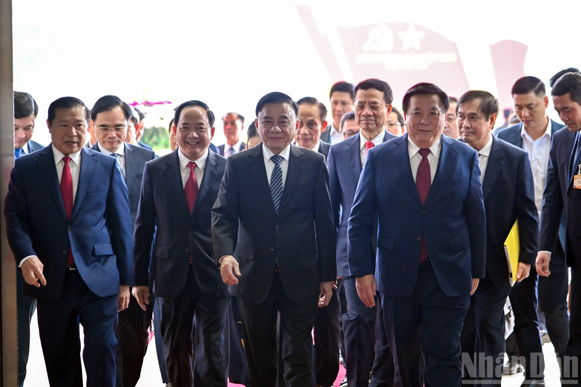 El integrante del Buró Político y miembro permanente del Secretariado del Comité Central del PCV, Tran Cam Tu, y delegados a la ceremonia.