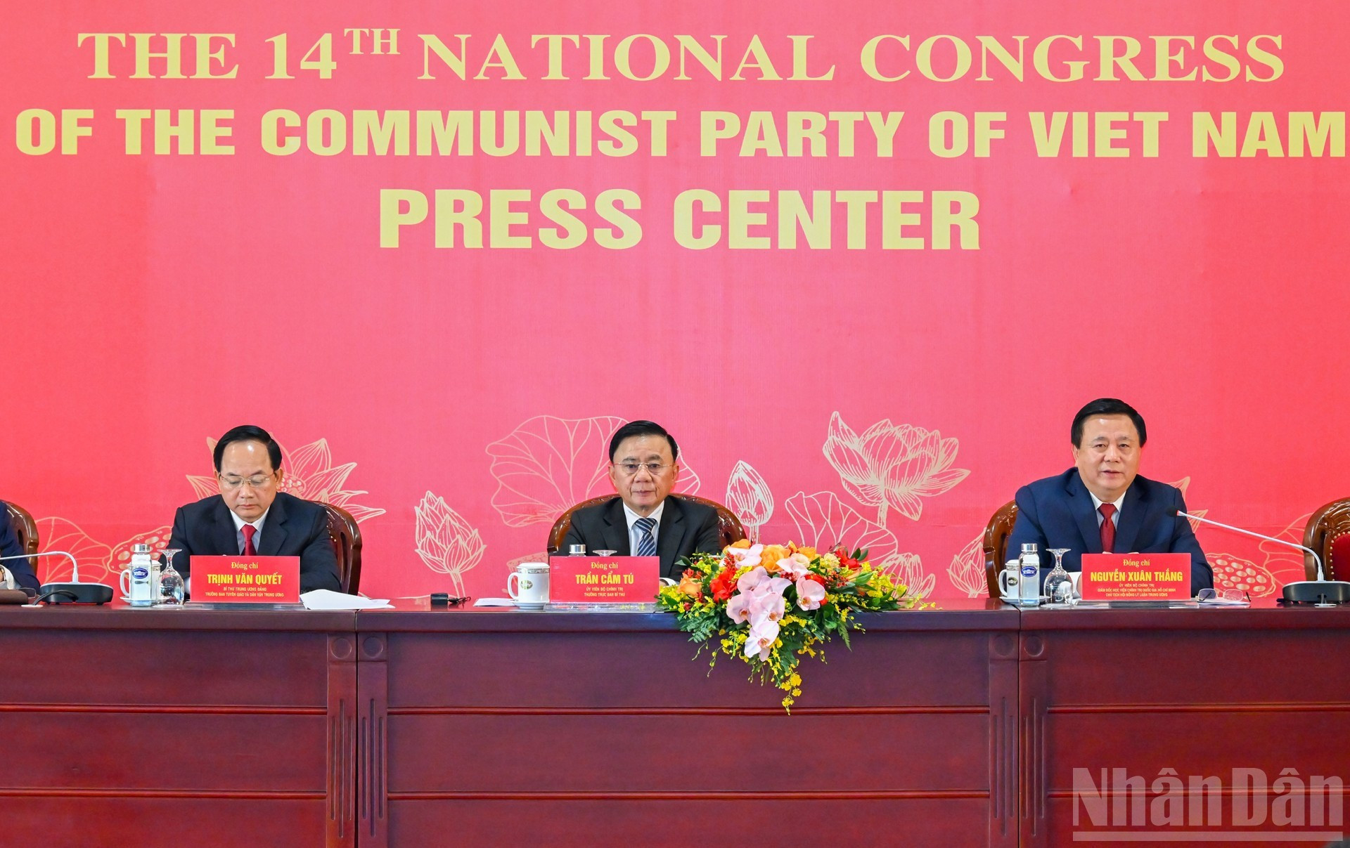 Luego de inaugurar el Centro de Prensa al servicio del XIV Congreso Nacional del Partido, el miembro permanente del Secretariado y otros altos funcionarios copresiden una conferencia de prensa internacional sobre el acontecimiento.