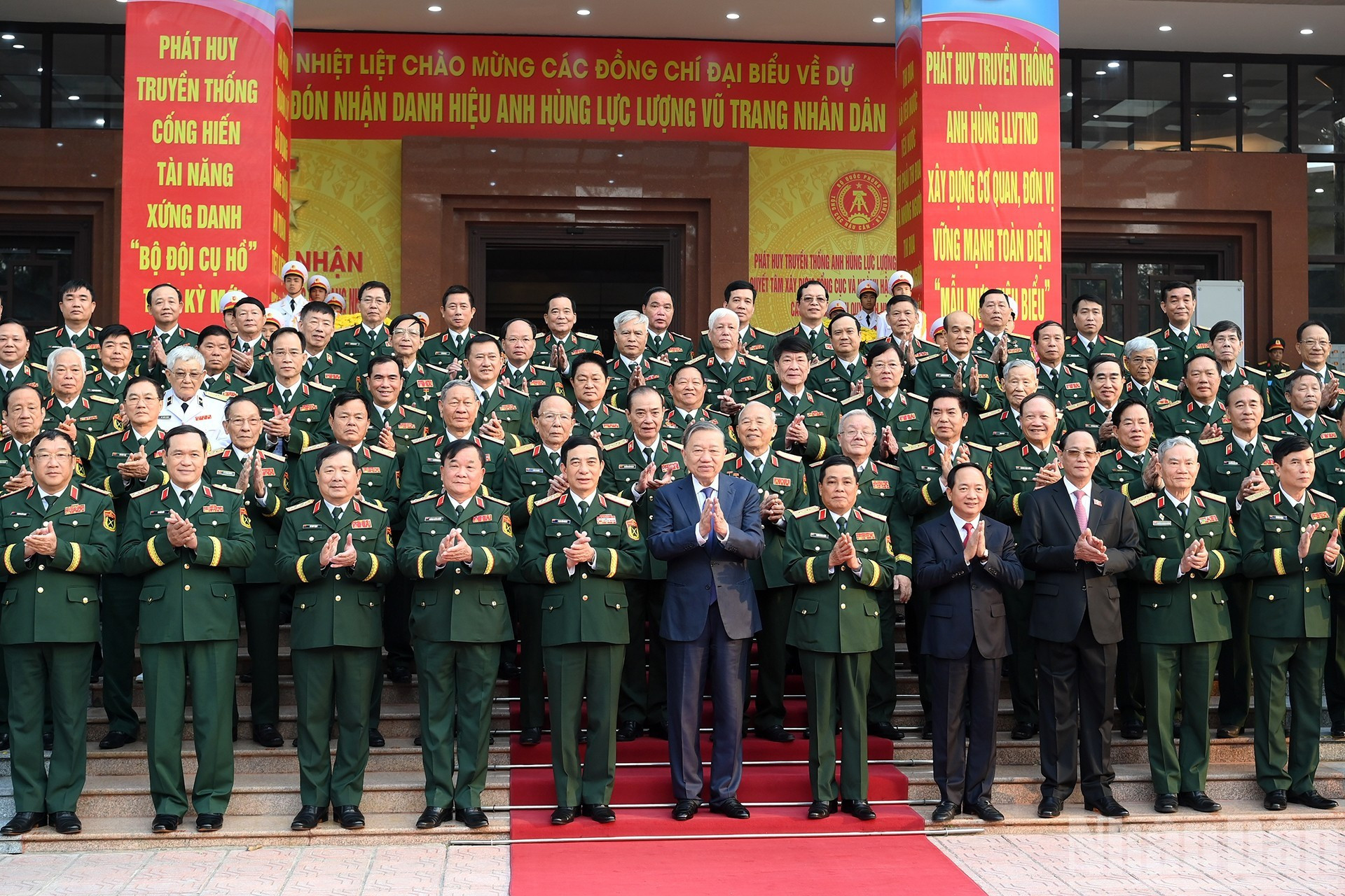 El secretario general del Partido Comunista de Vietnam, To Lam, posa junto a los delegados a la cita.